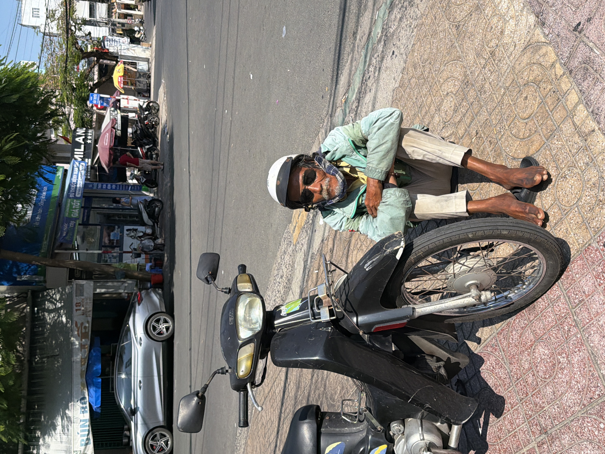 Nha Trang street life: vendors, scooters, and sidewalk scenes