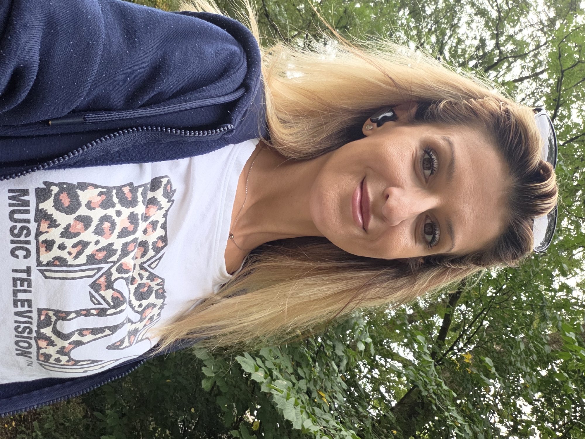 Morning stop in a Munich park, navy hoodie and greenery.