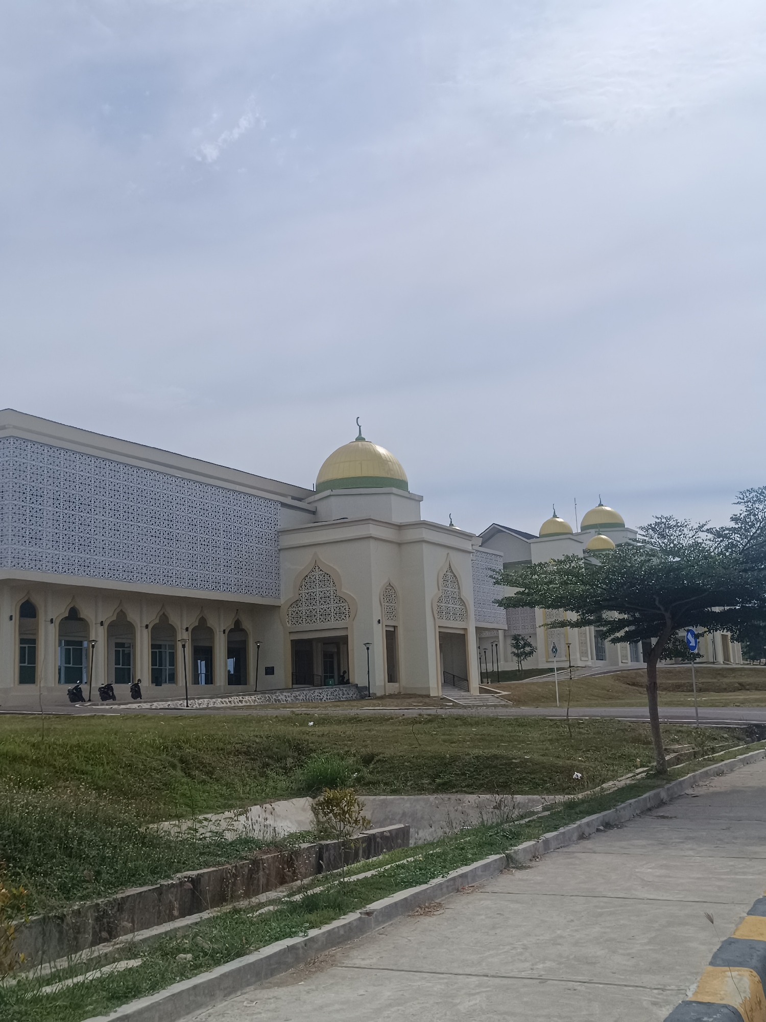 Domed building with gold accents photographed in Reuleut Timu