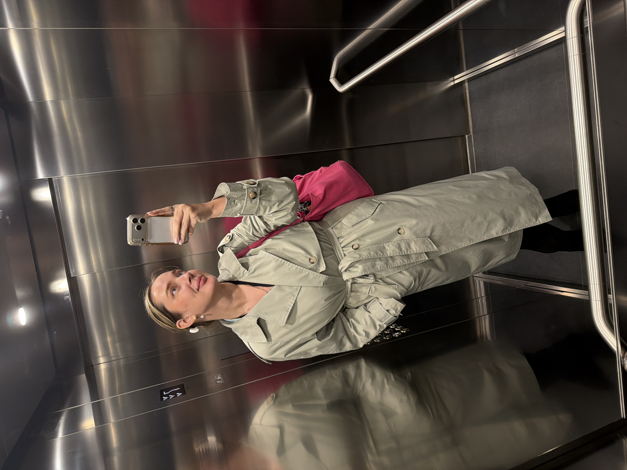 Woman takes elevator selfies in Moscow building