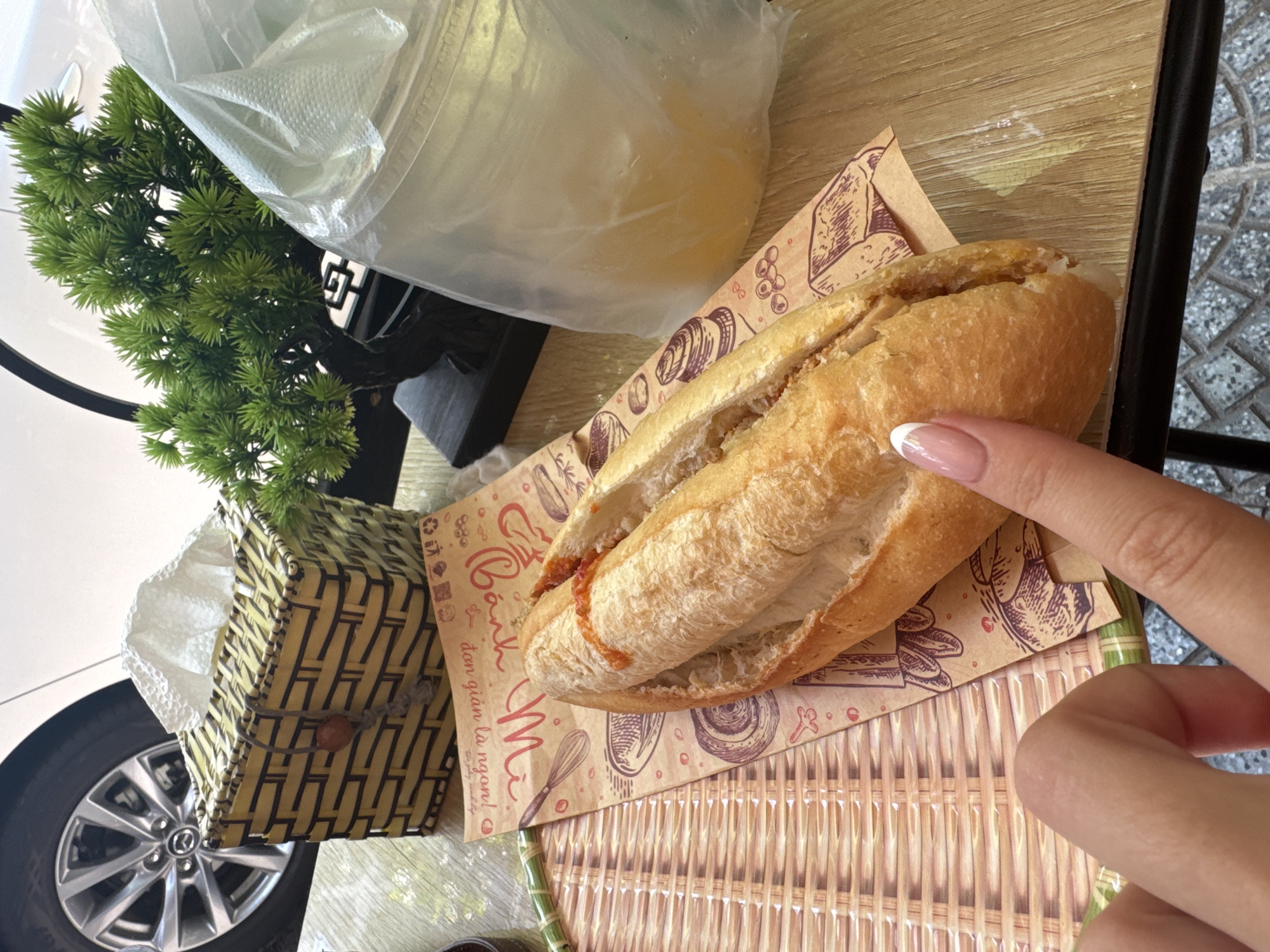 Bánh mì breakfast moment captured in Đà Nẵng