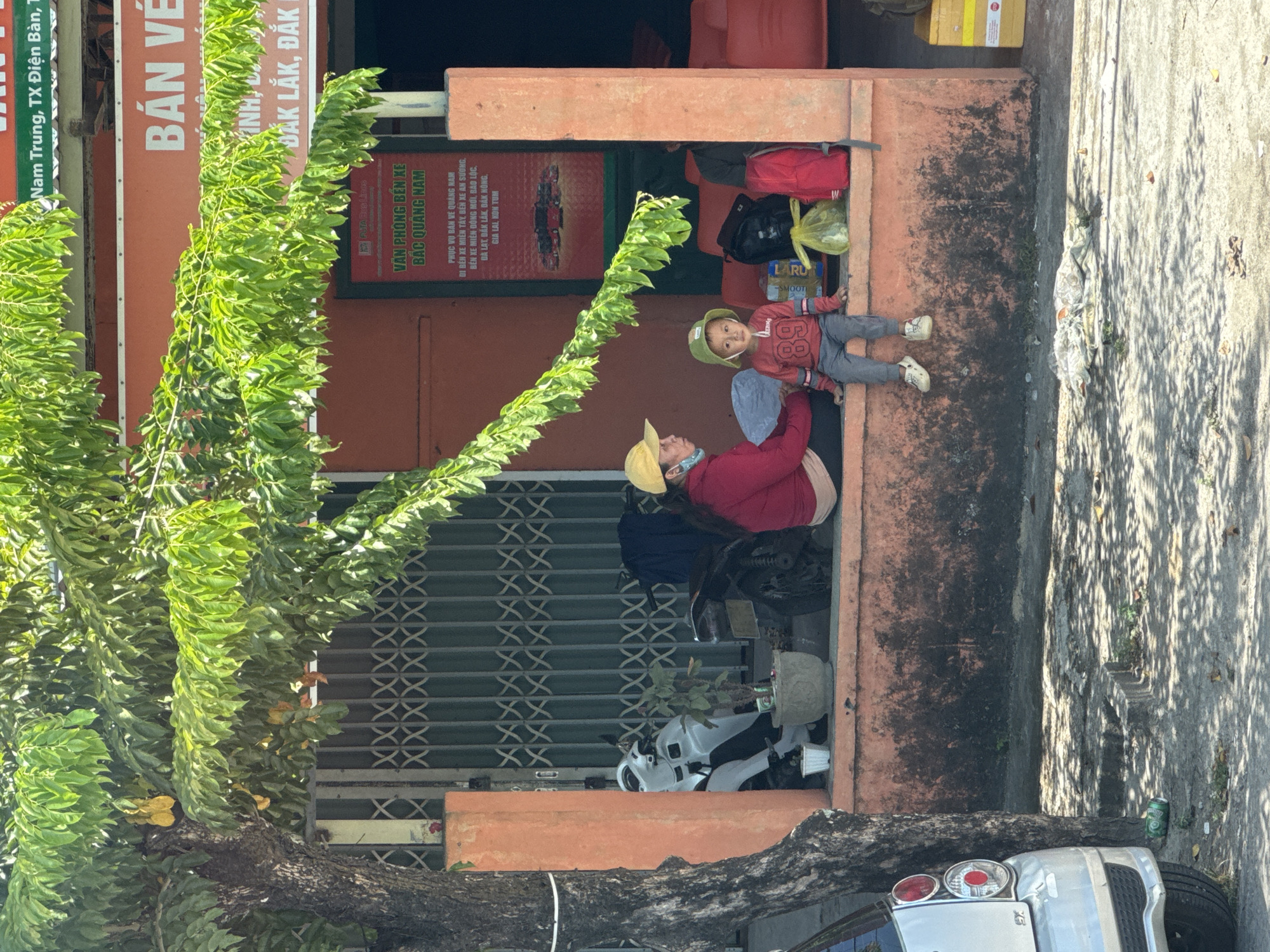 Early morning street life captured in Đà Nẵng, Vietnam