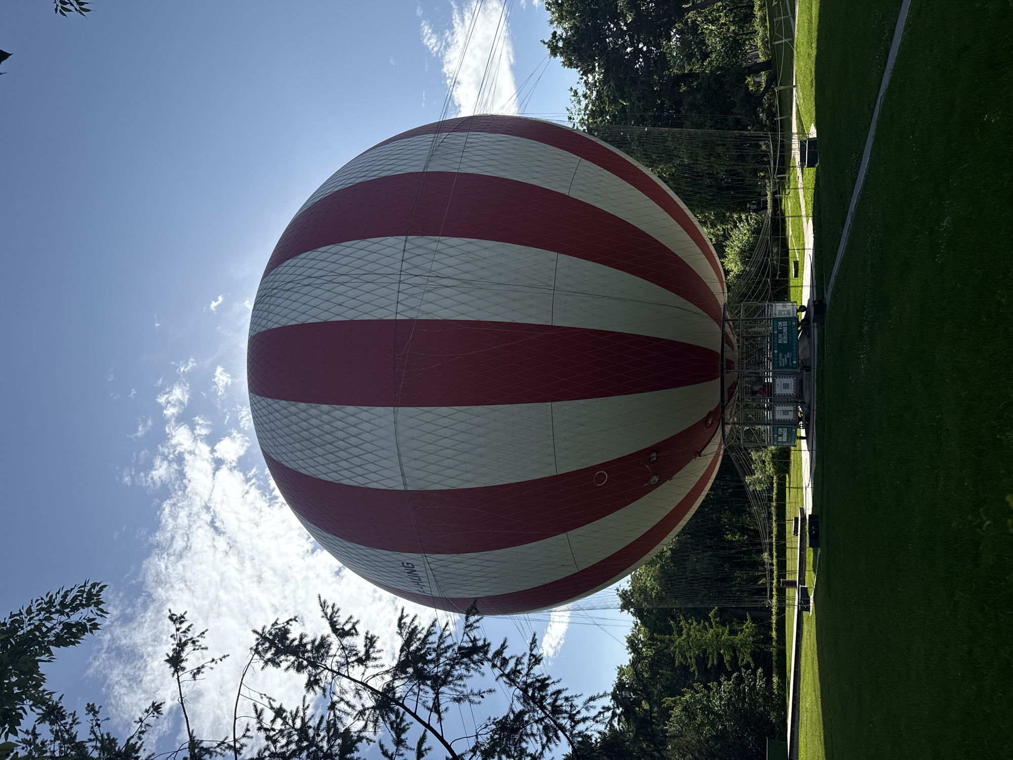 Tethered hot air balloon spotted in Budapest park