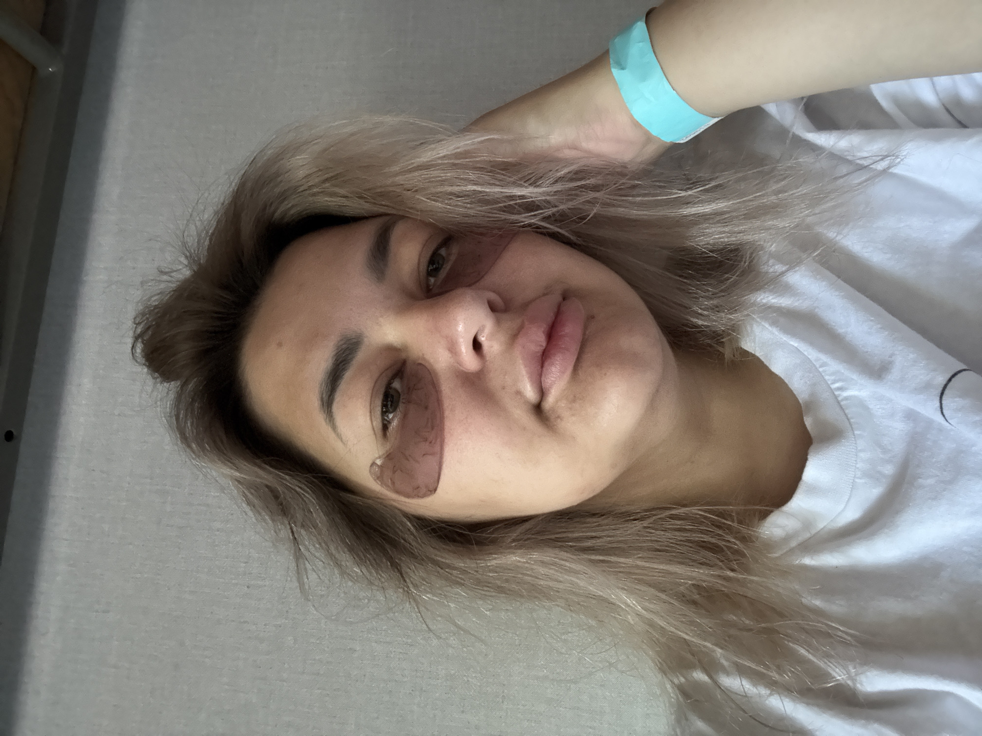 Woman's evening beauty routine captured in Birobidzhan dormitory room