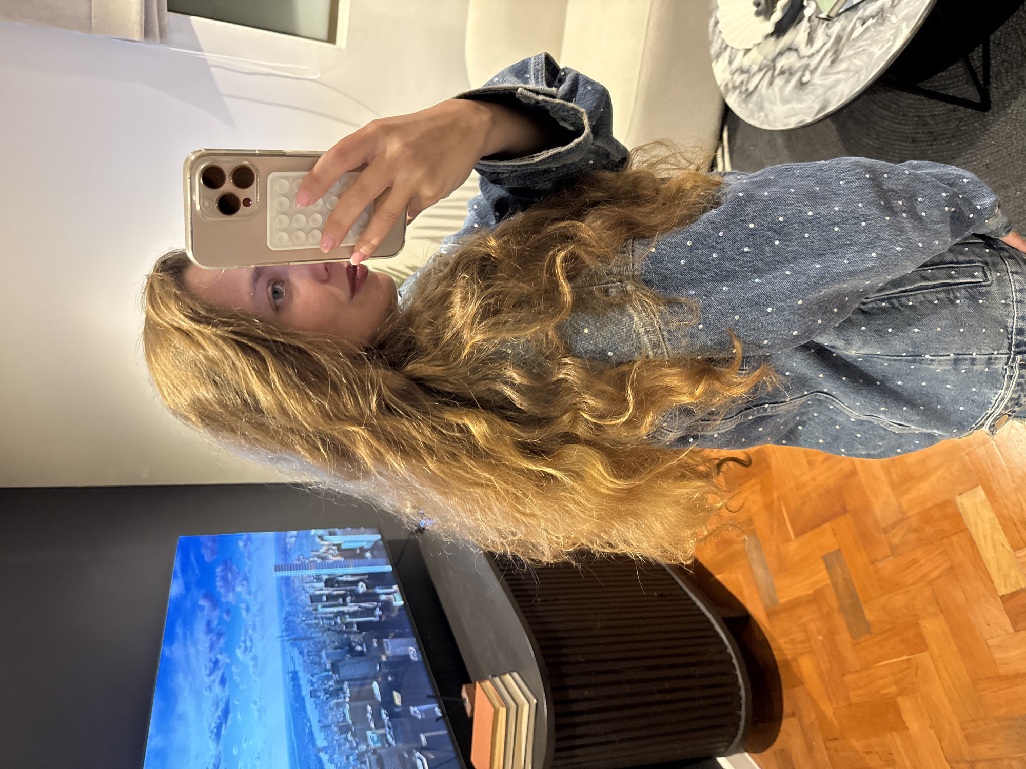 Woman documents evening routine with selfies and cooking in Cape Town
