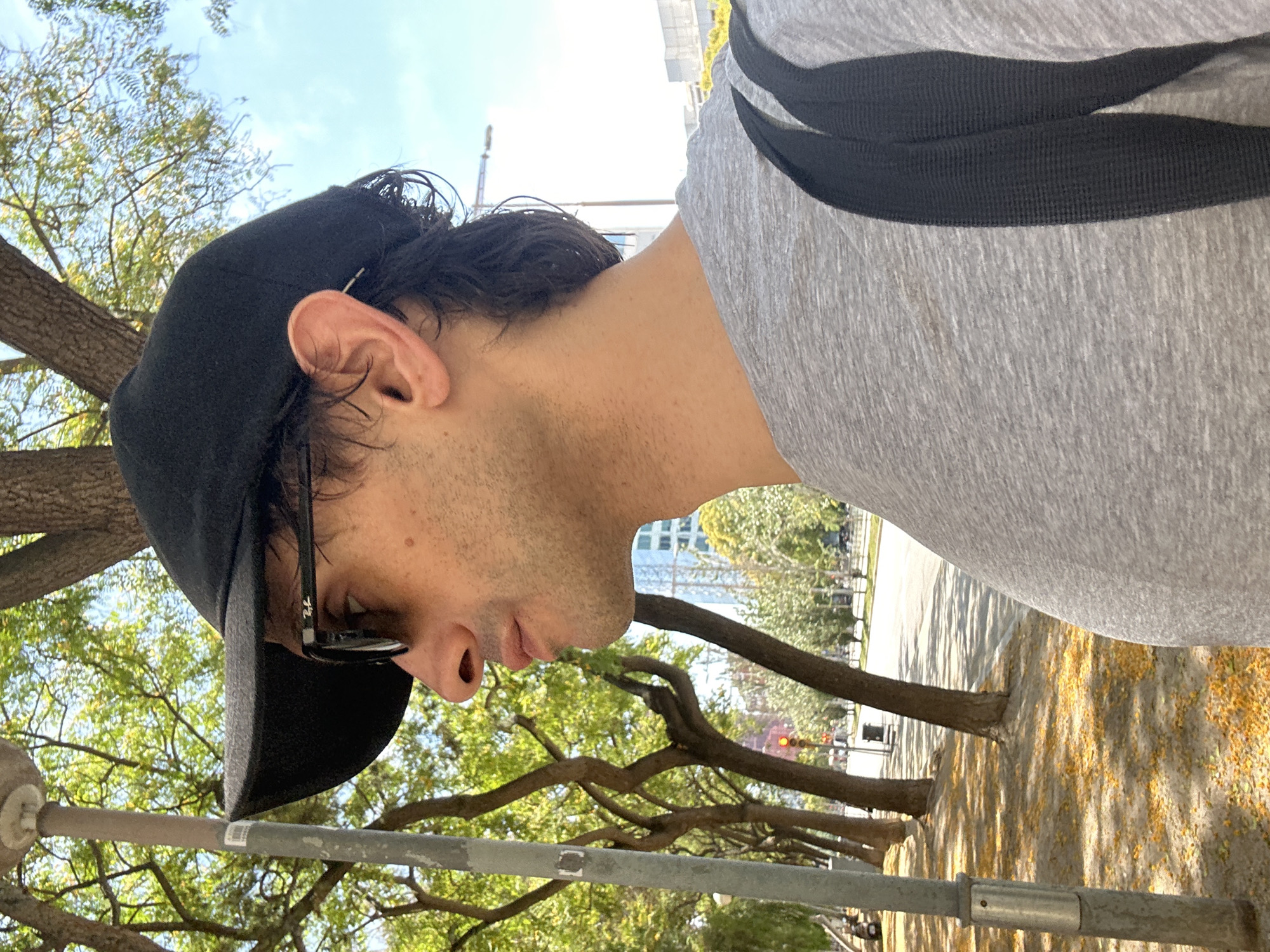 Street profile and gym selfie, same outfit, Barcelona morning