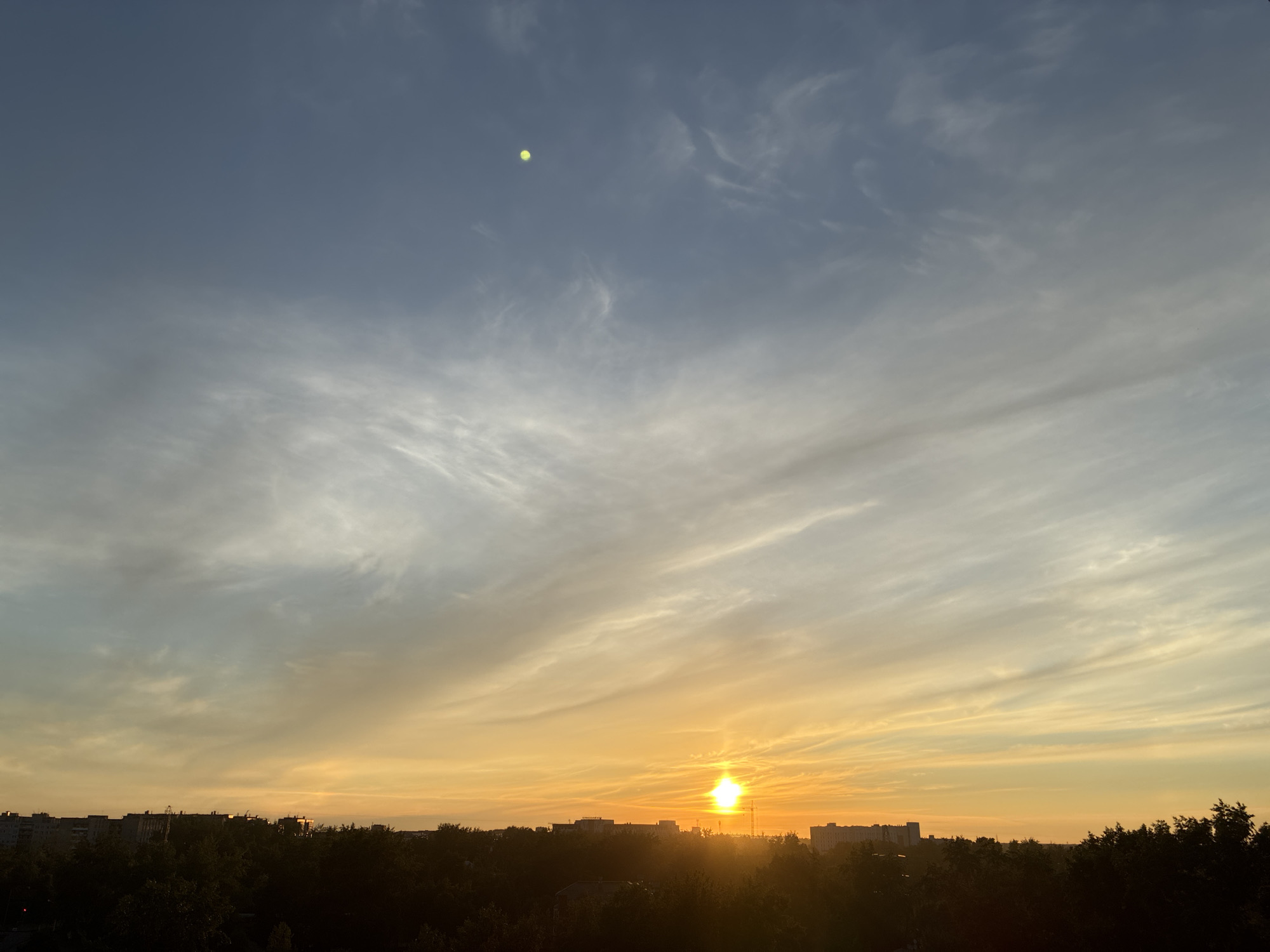 Witness Documents Three-Hour Sunset Over Urban Skyline