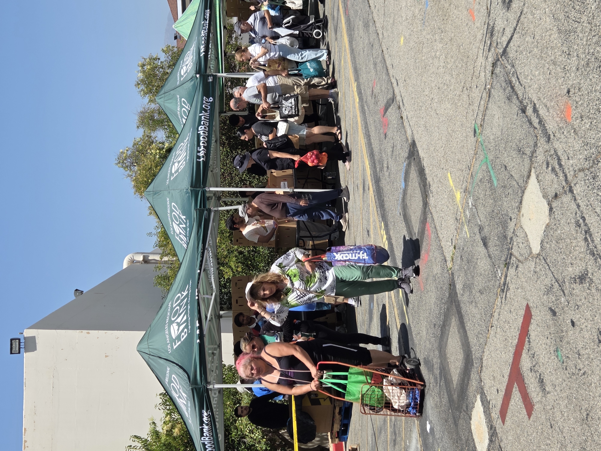 LA Food Bank distribution event draws a line in Glendale