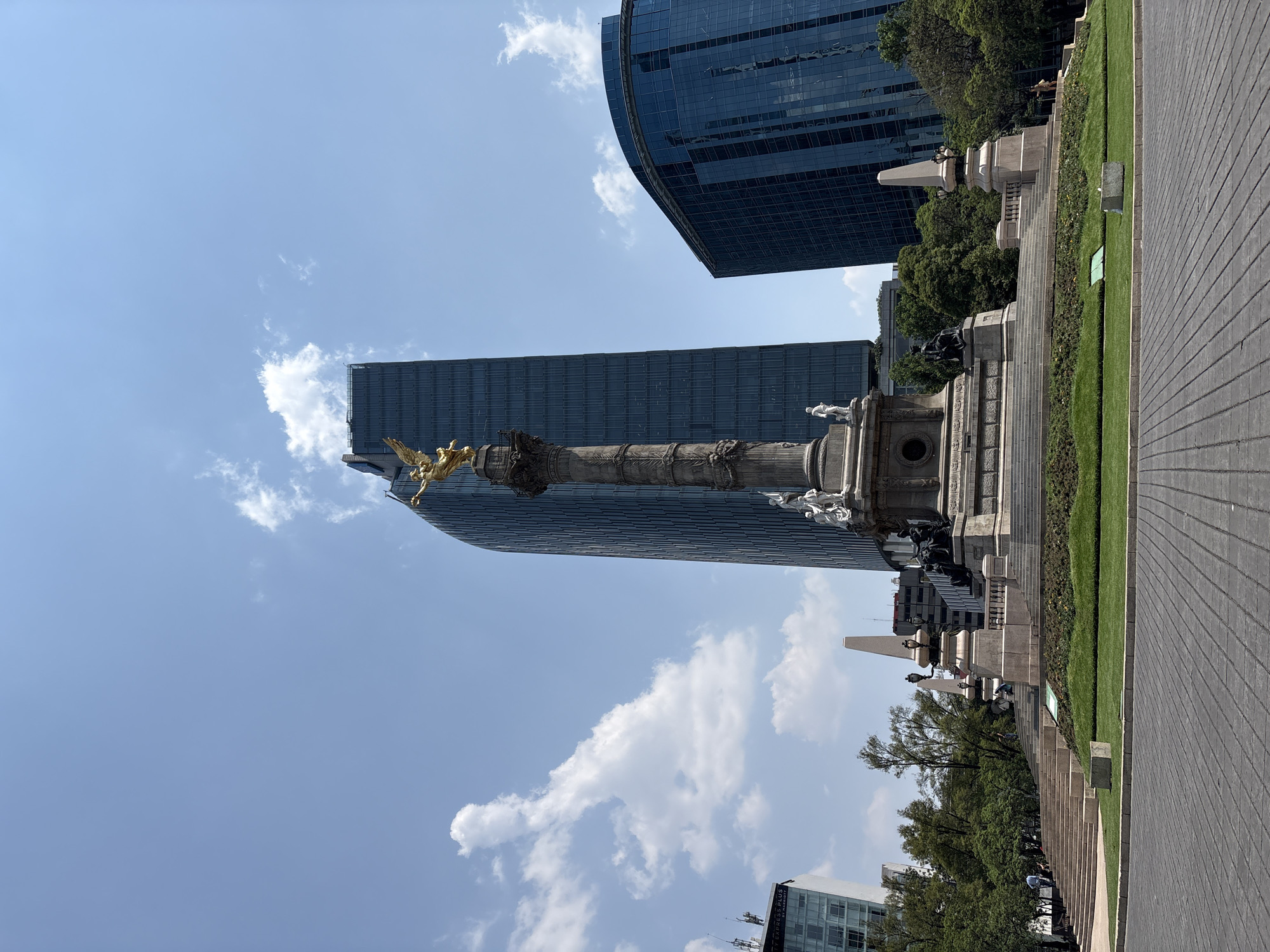 Angel of Independence monument documented in Mexico City evening