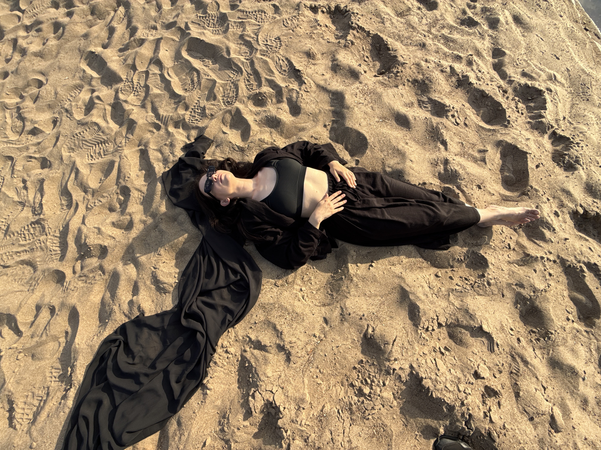 Outdoor beach shoot with black veil and summer light, Chaikovsky