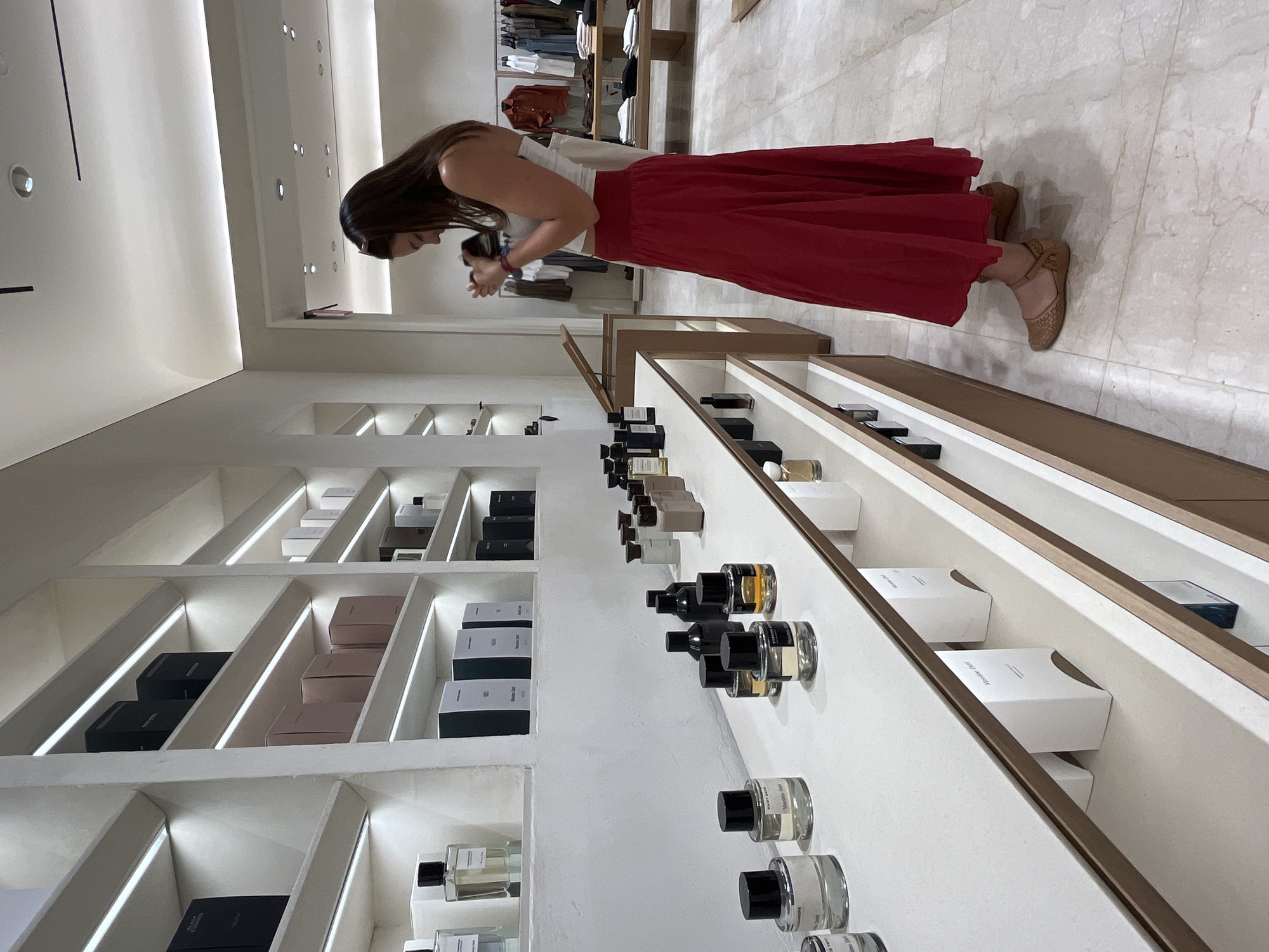 Woman shops perfumes, visits gym with Pomeranian in Puebla