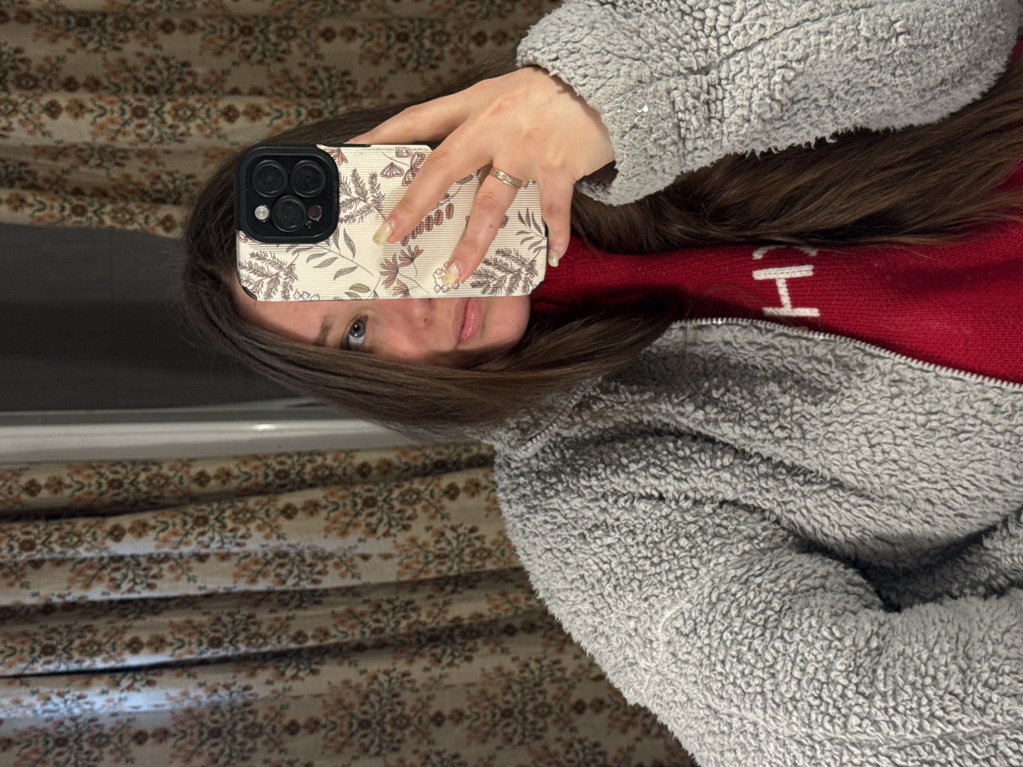 Woman documents morning routine through selfies in Russian home