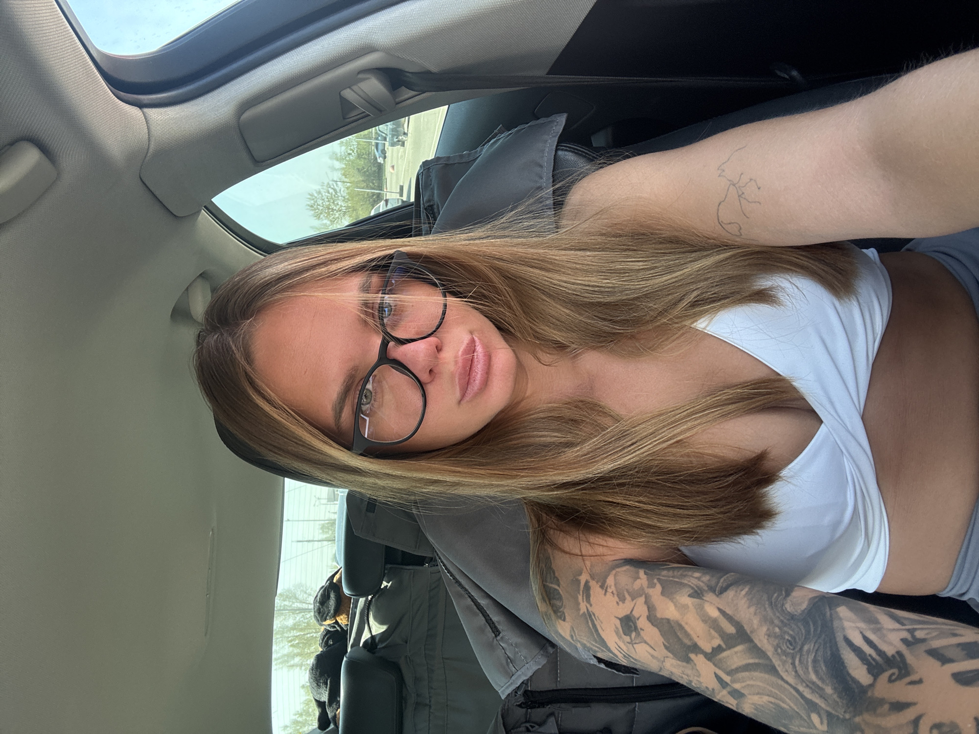 Woman with tattoos observed in open-sunroof car in Nizhny Novgorod
