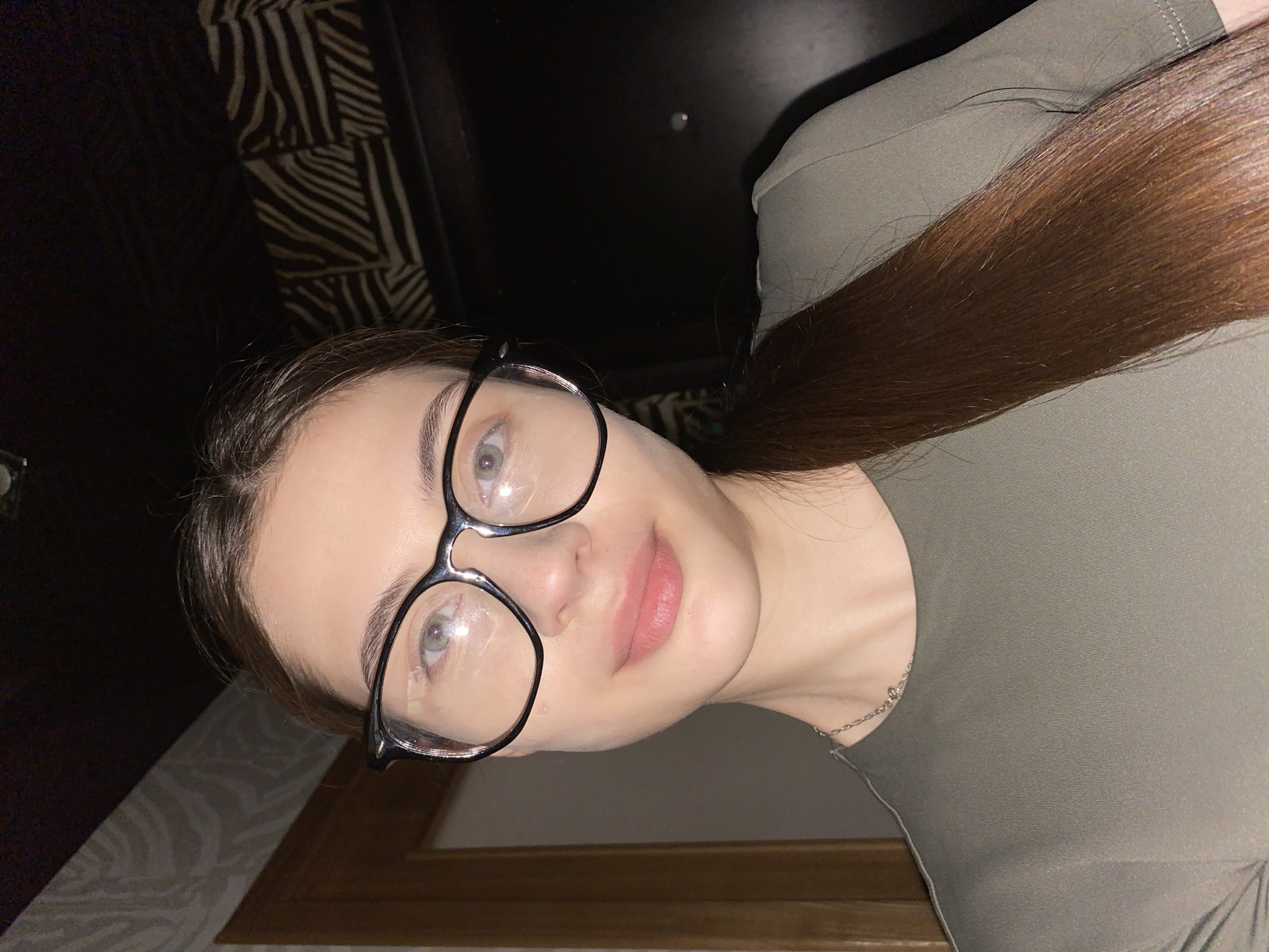 Woman documents morning routine with pets in Votkinsk selfies
