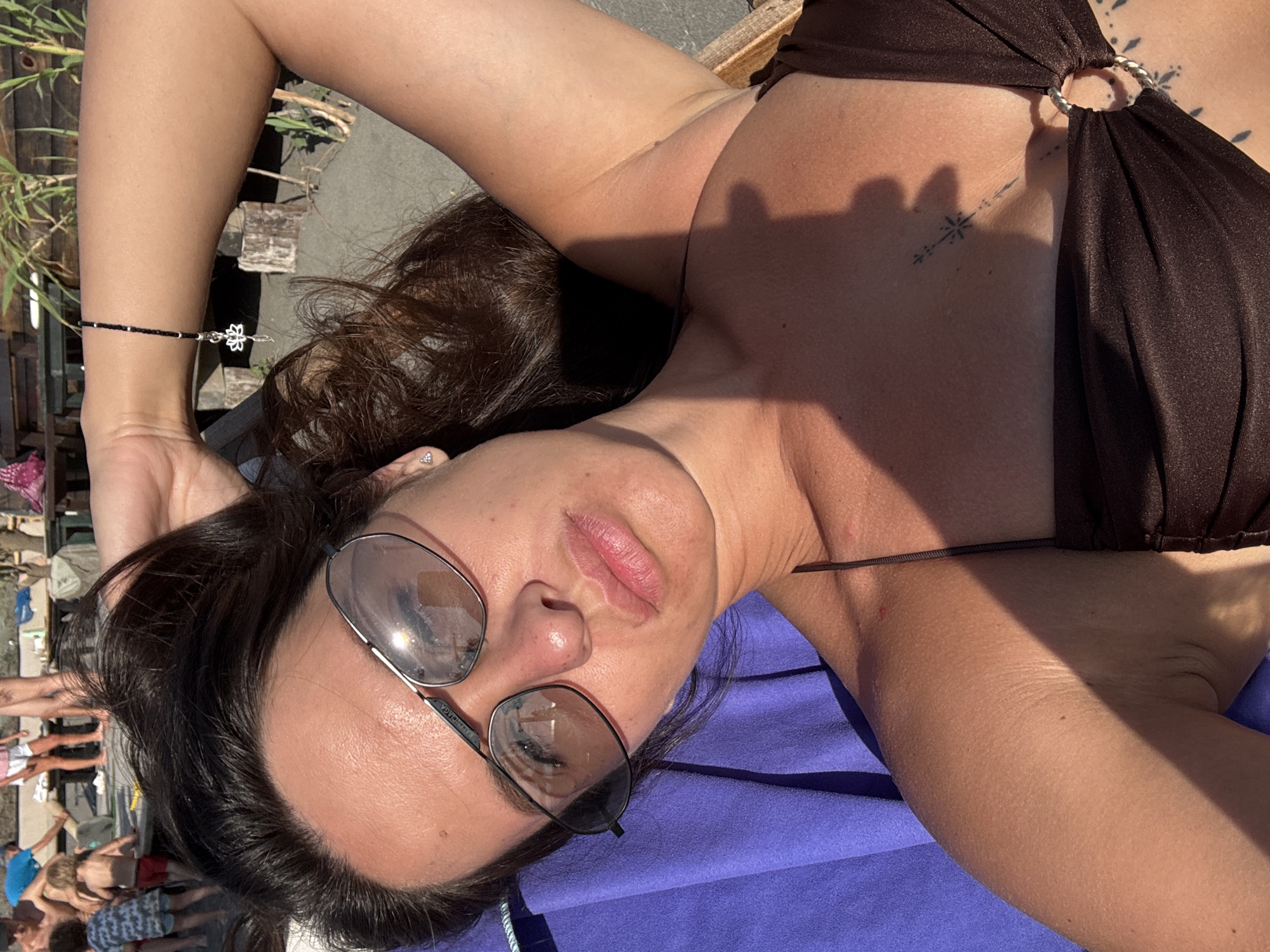 Afternoon beach leisure captured at Montenegro's Gornji Štoj resort
