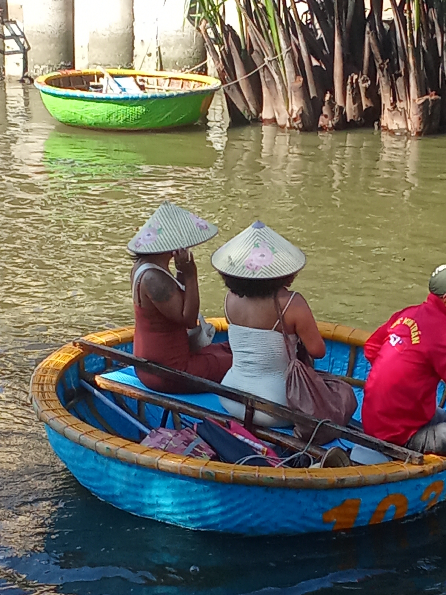 Basket boat rides and waterside scenes in Đà Nẵng