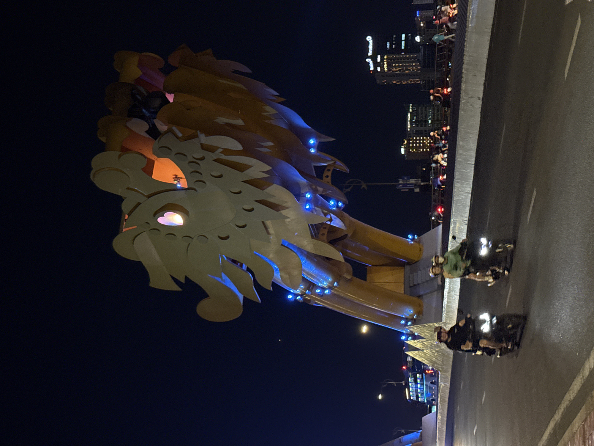 Evening scenes around Đà Nẵng's illuminated Dragon Bridge