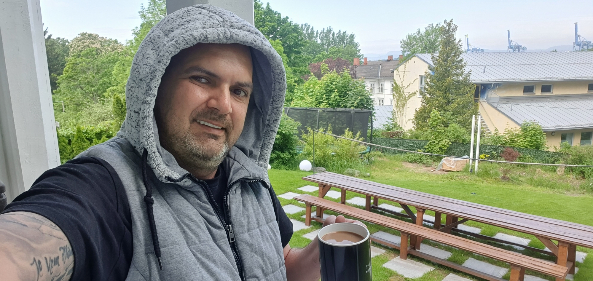 Morning backyard moments captured in Oslo garden space