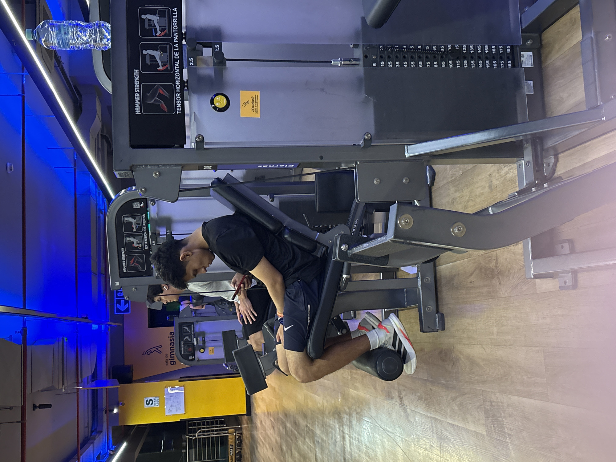 Late-night gym session documented in San Isidro, Peru