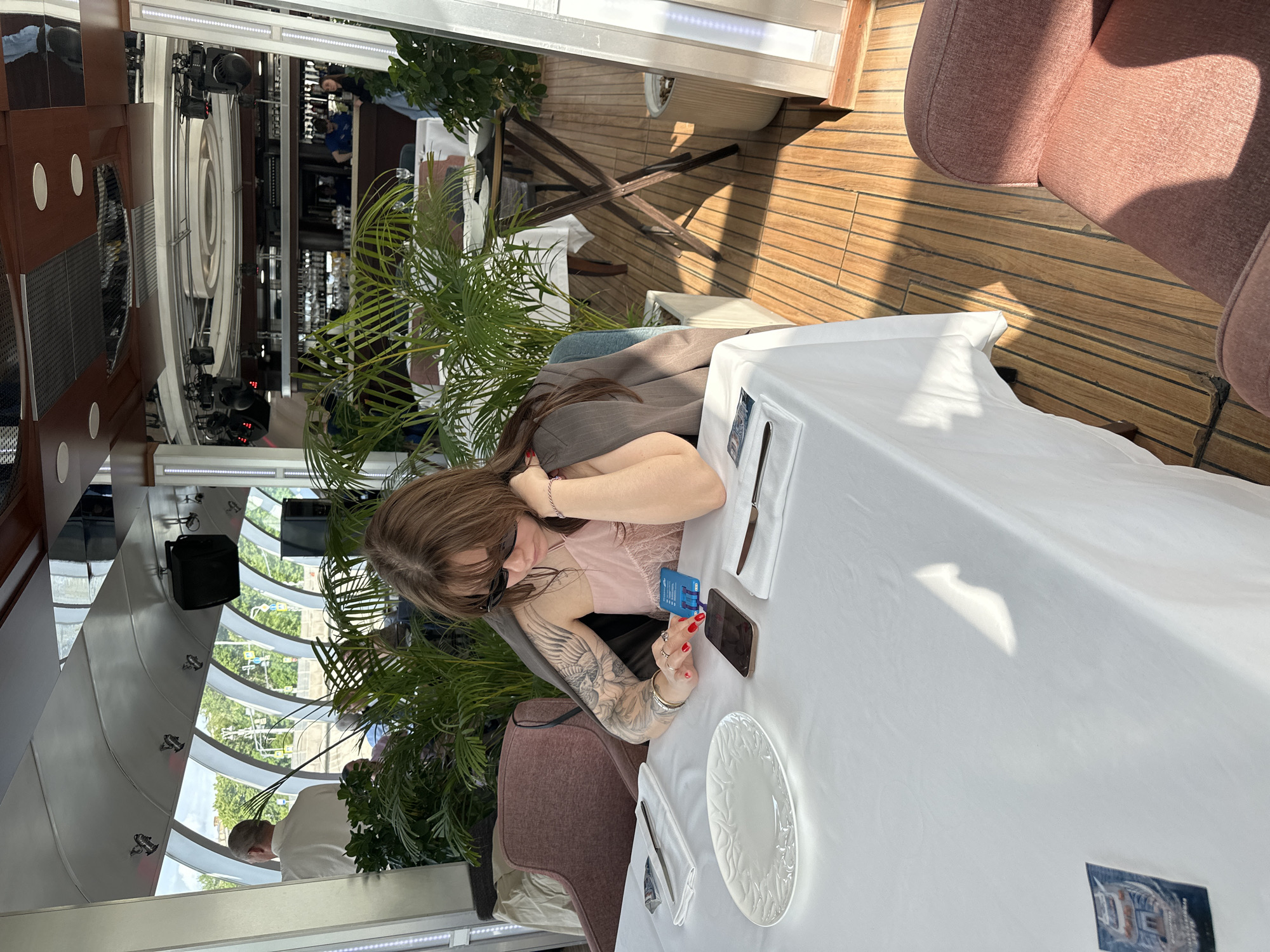 Moscow dining and street vendor activities documented midday