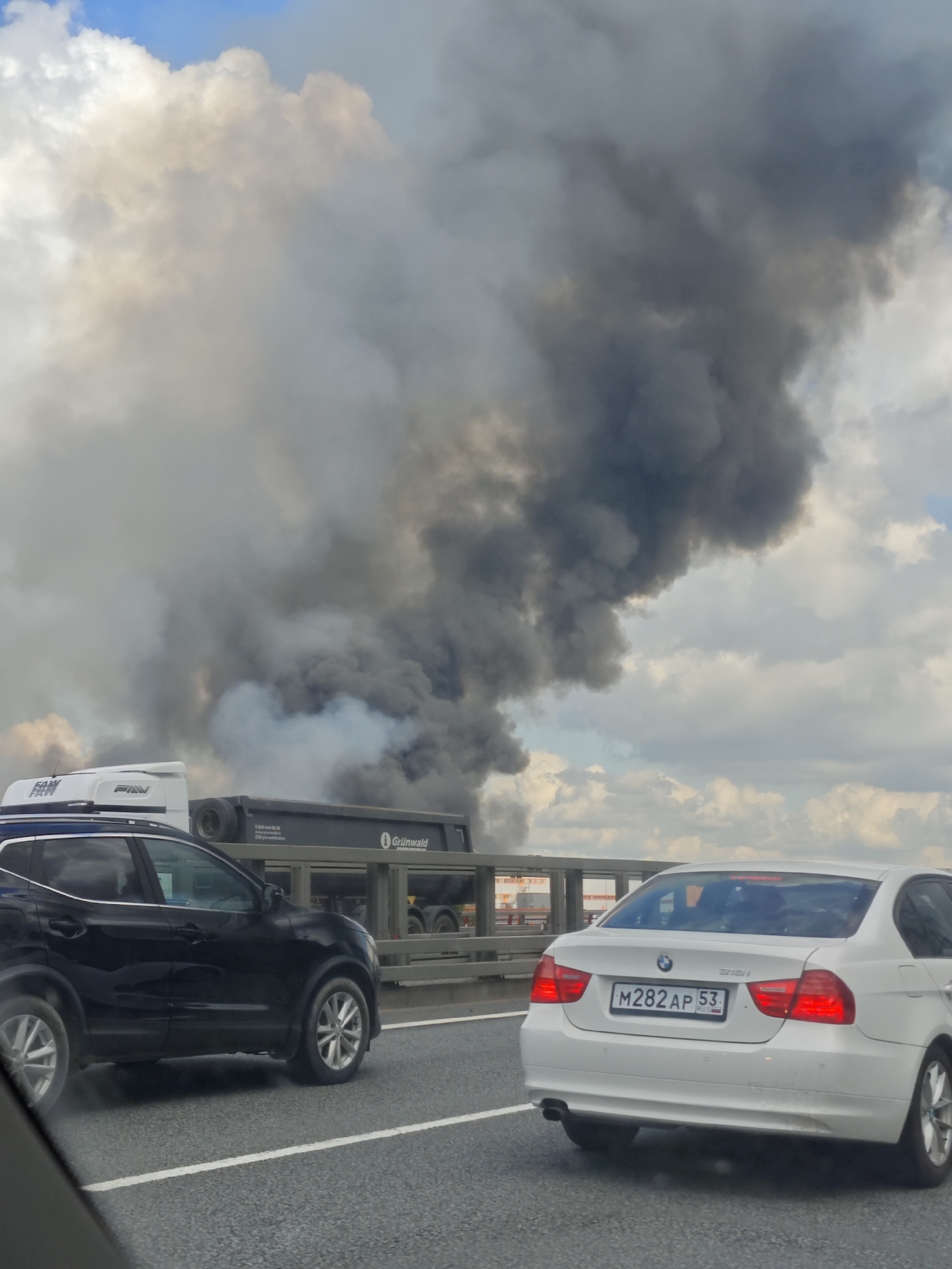 Heavy smoke from major fire visible along Novosaratovka highway