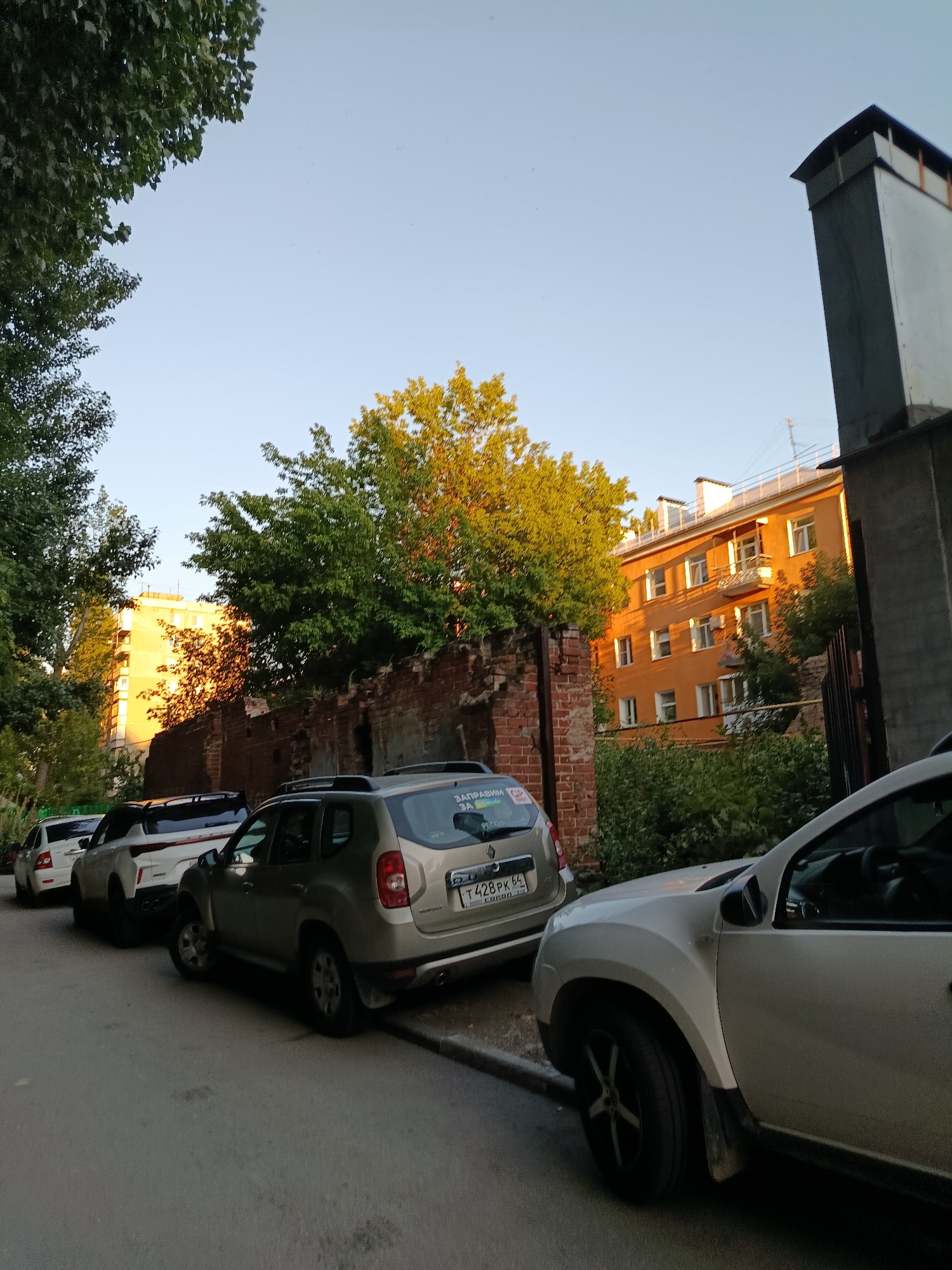 Afternoon in a Saratov neighborhood, streets to living rooms