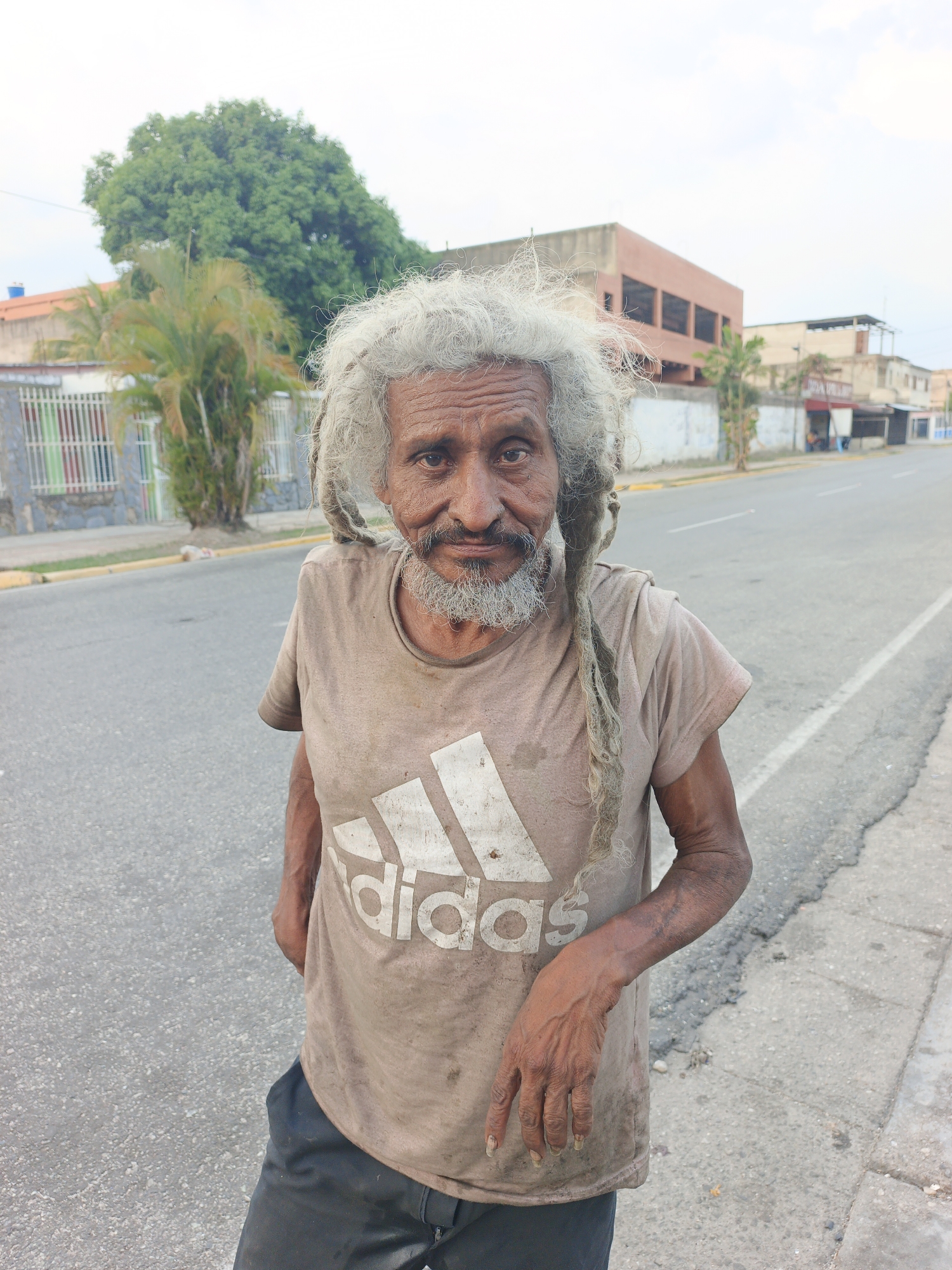 Elderly man, foraging birds observed on Tinaquillo street