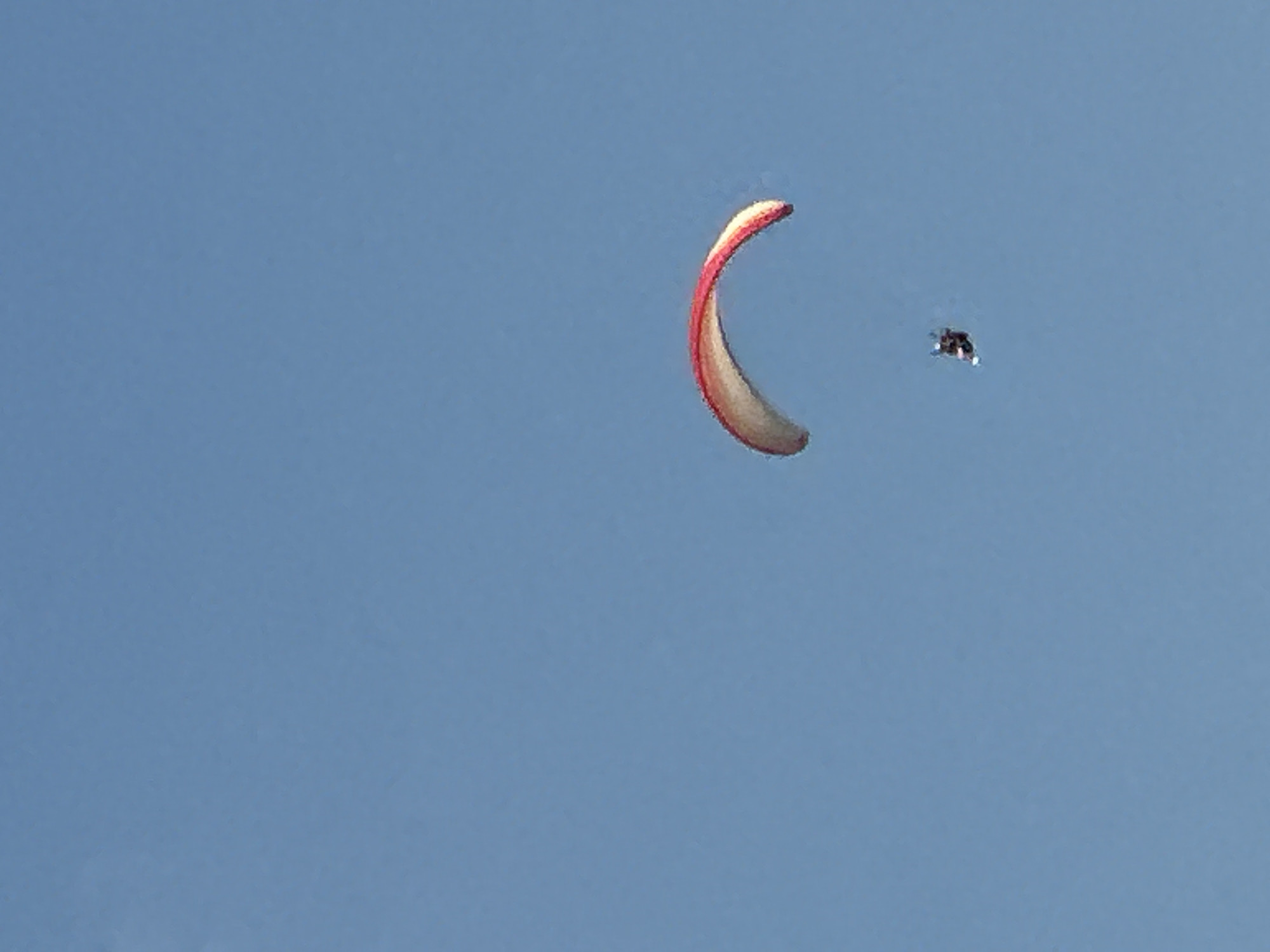 Paragliders and packed beaches on the Boreti coastline
