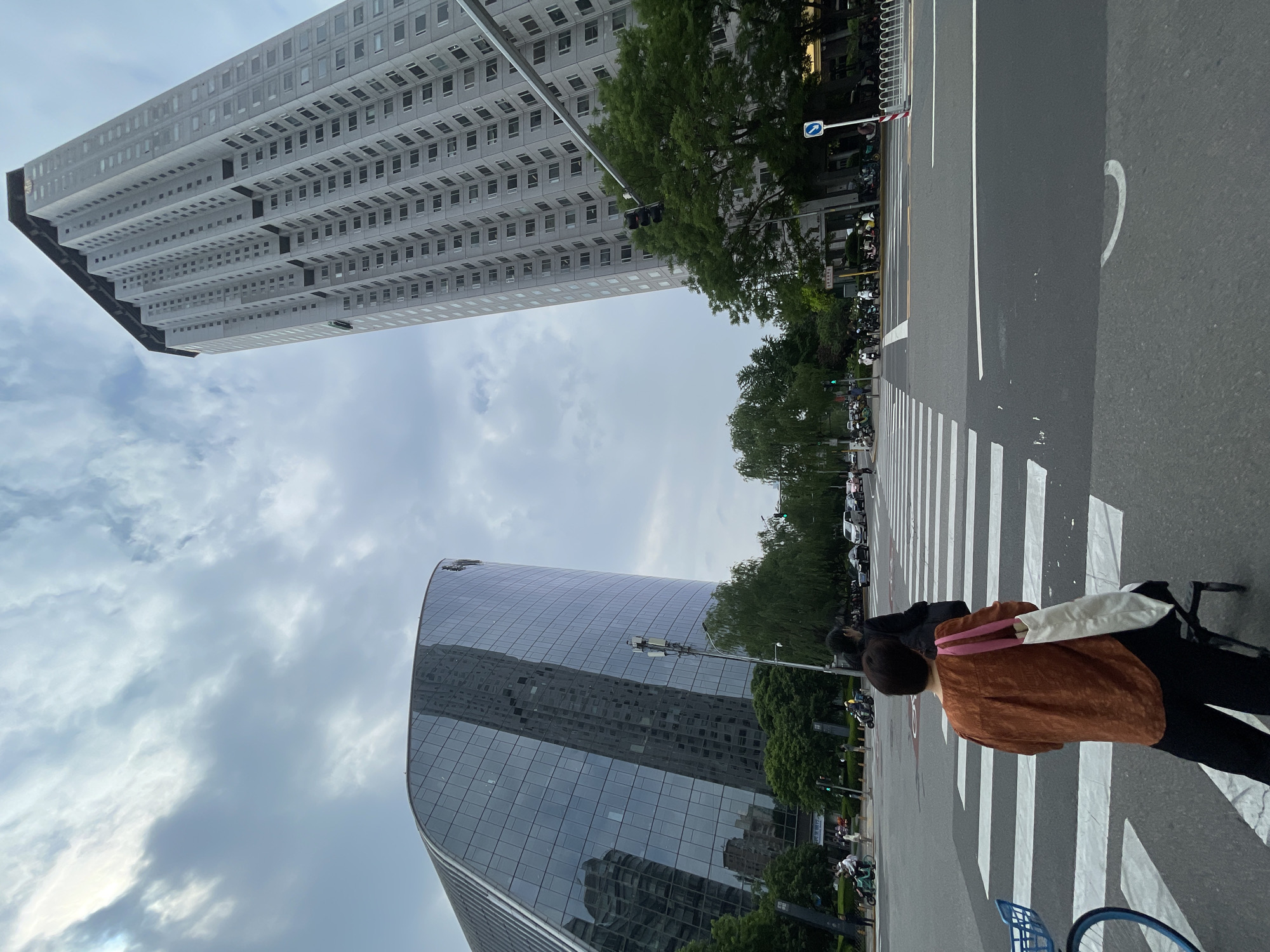 Late-night pedestrian crossing captured in Beijing's Chaoyang District