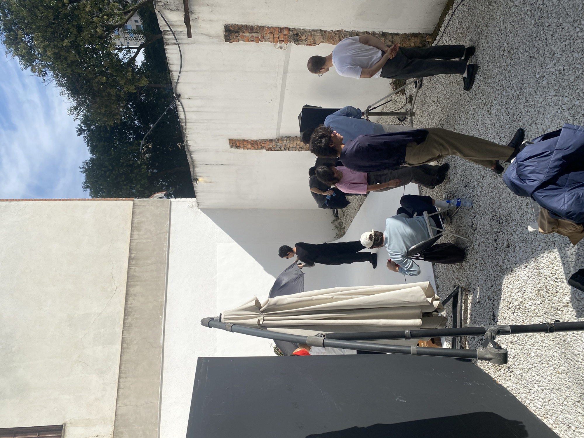 Photo shoot captured in São Paulo courtyard between buildings