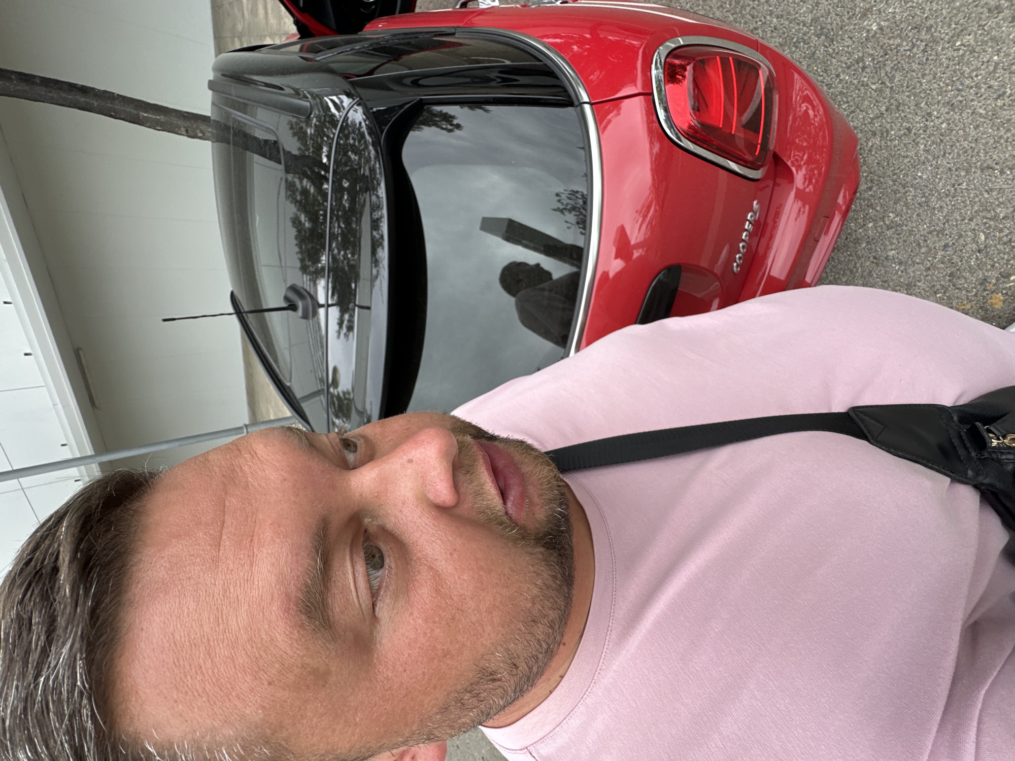 Red Mini Cooper incident documented in Spanish coastal town
