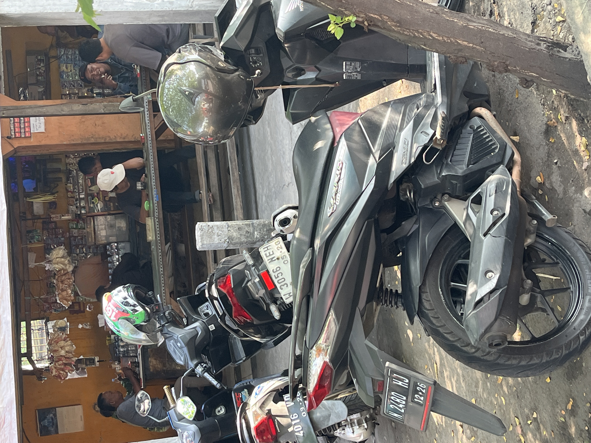 Roadside life and traffic along a busy Kludan corridor
