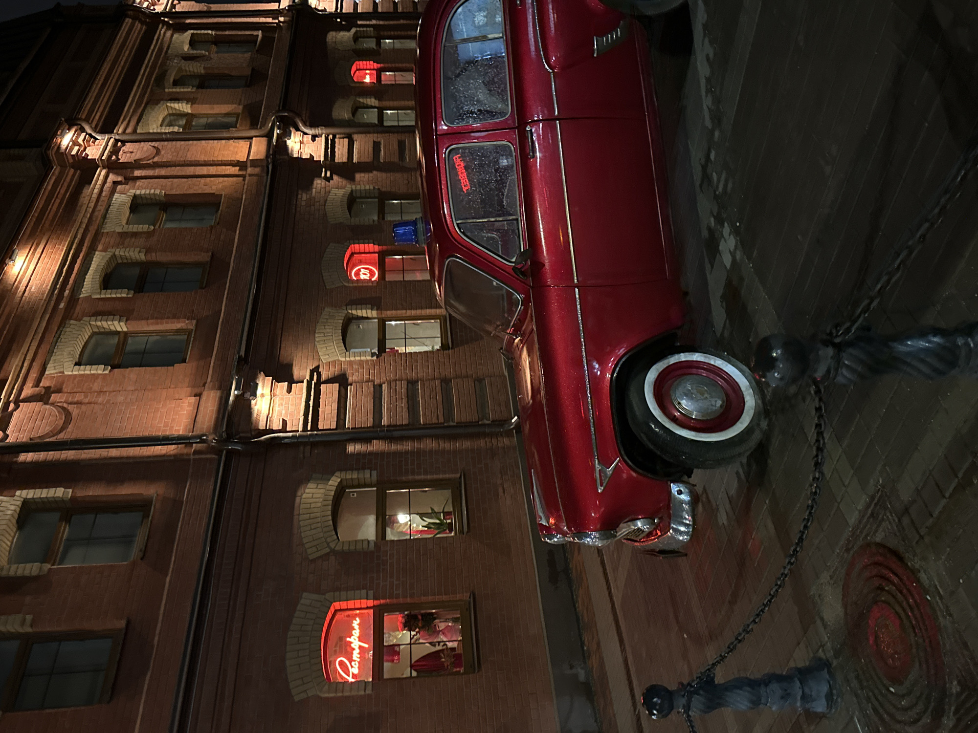 Evening street life and museum visits captured in Minsk