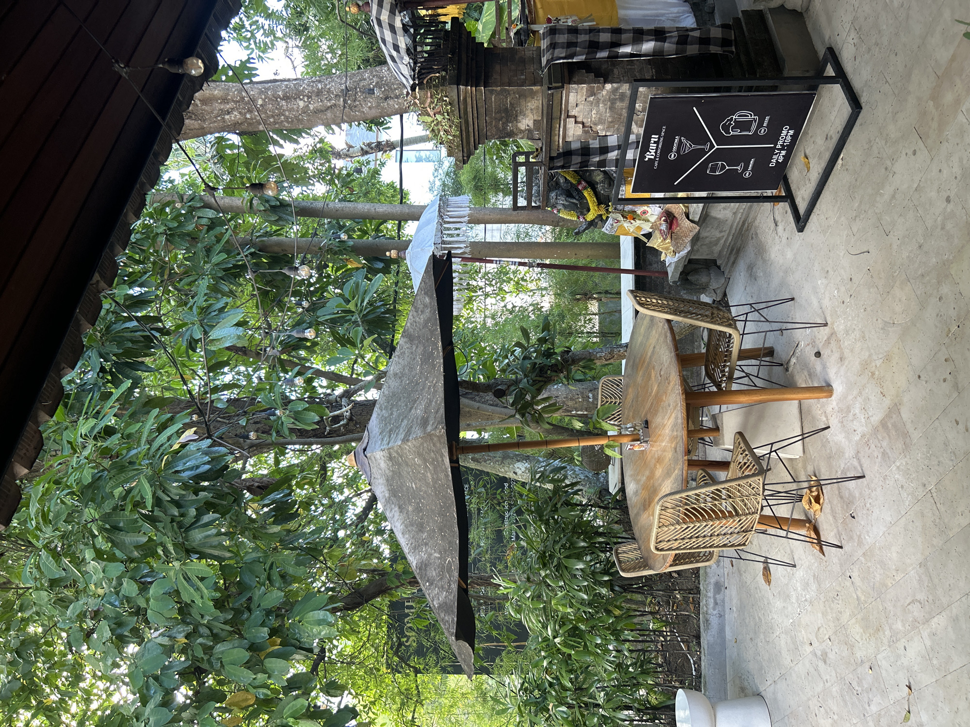 Kediri café and street scenes, Bali traditional details
