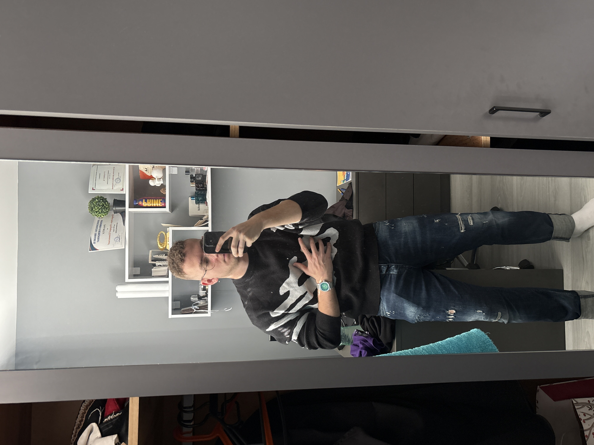 Person takes mirror selfie in Radilovo, Bulgaria