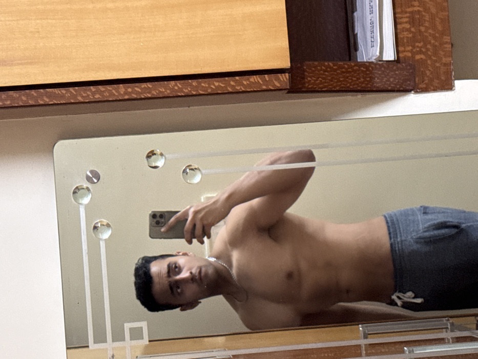Man documents workout progress in Kolkata mirror selfie session