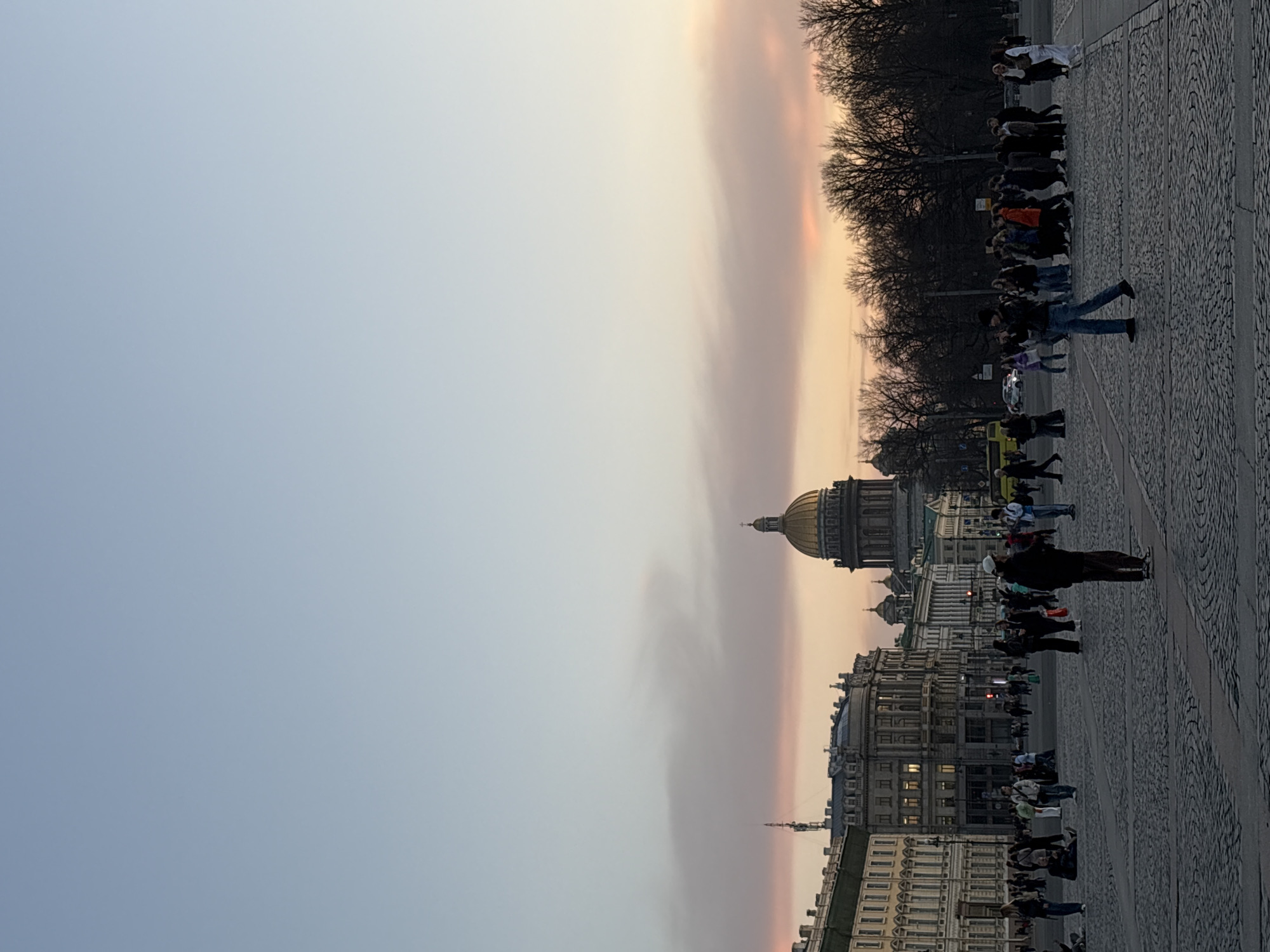 Street performers draw crowds at Palace Square during sunset