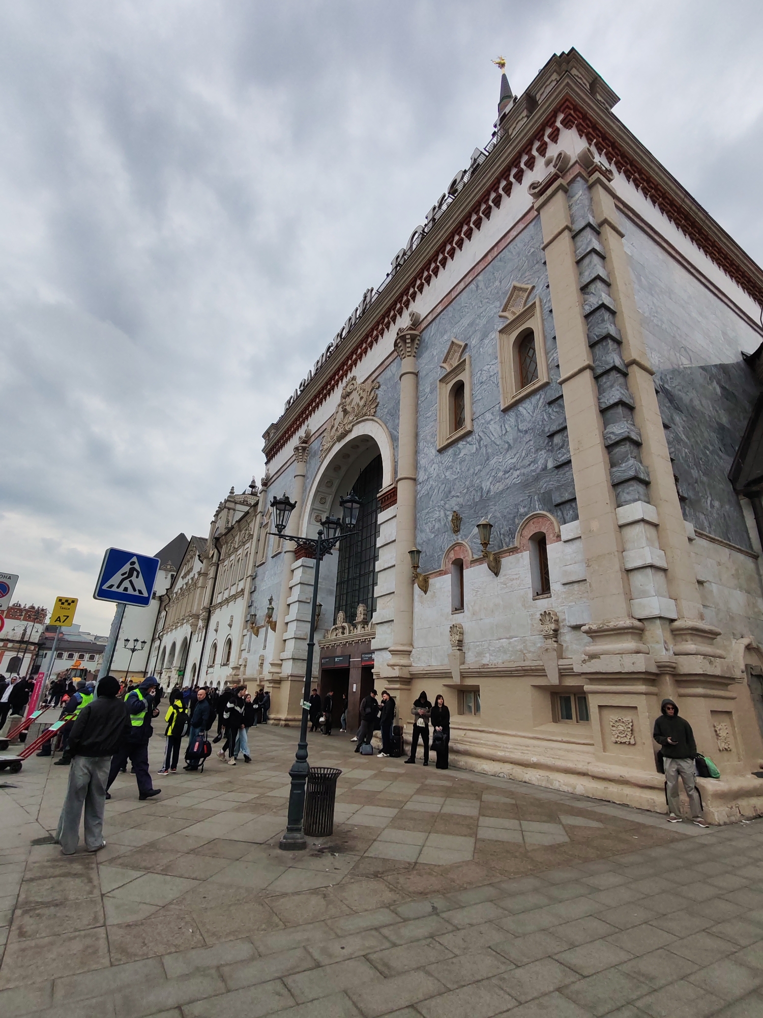 Morning scenes captured at Moscow's Kazan Railway Station