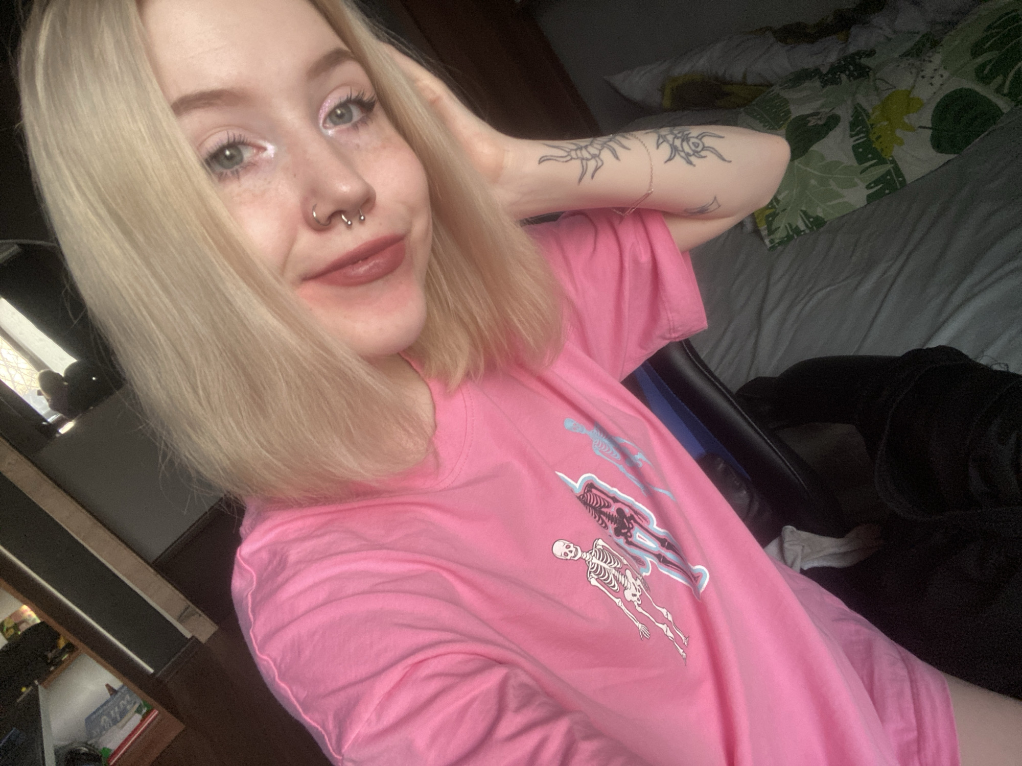 Woman documents afternoon selfie session in Izhevsk residence