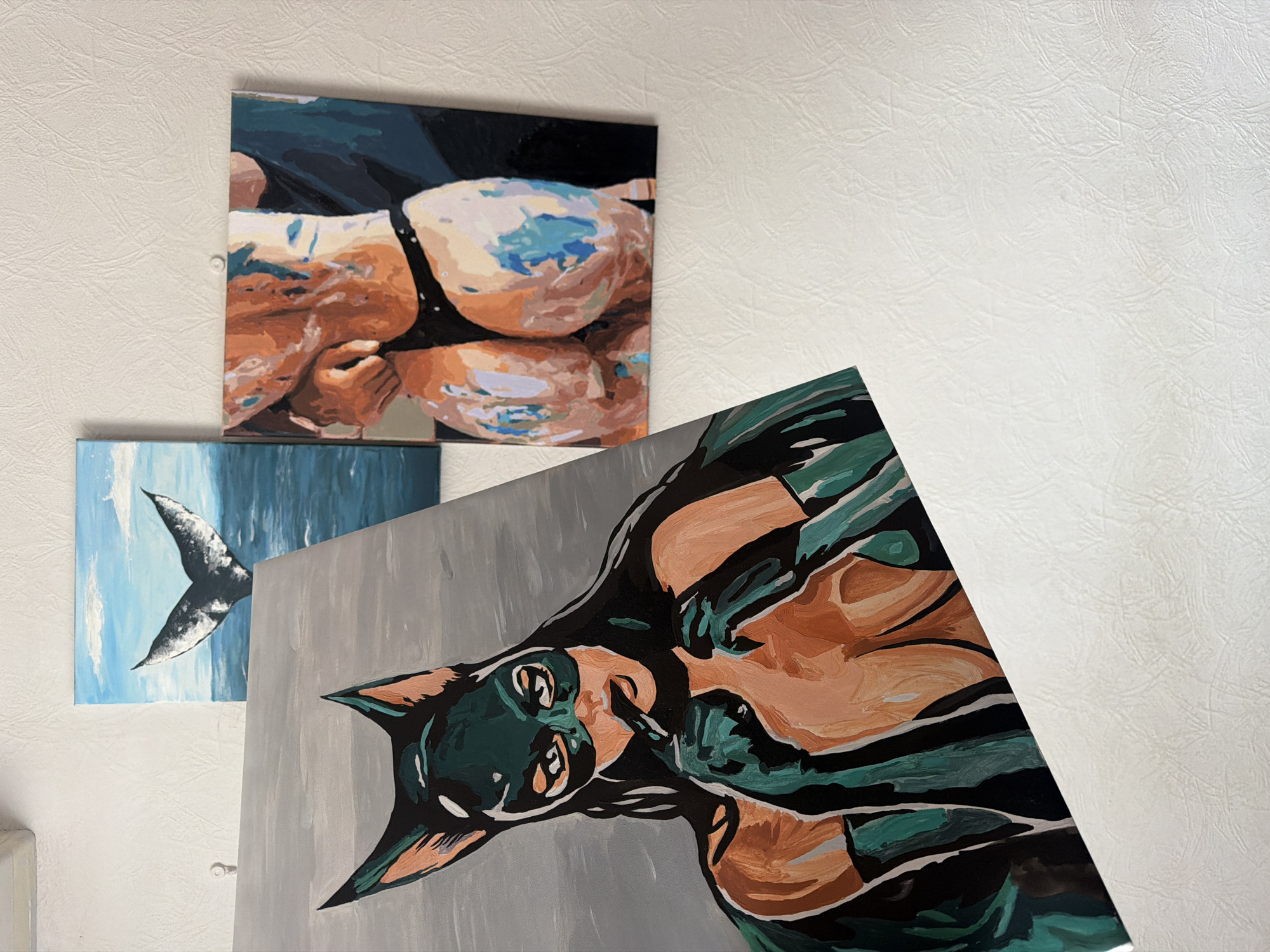 Art exhibition featuring aquatic paintings documented in Moscow gallery