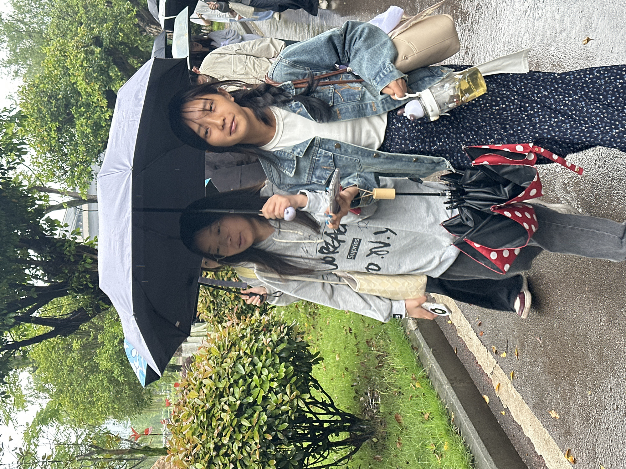 Rain prompts umbrella use among Jiangjin residents early morning