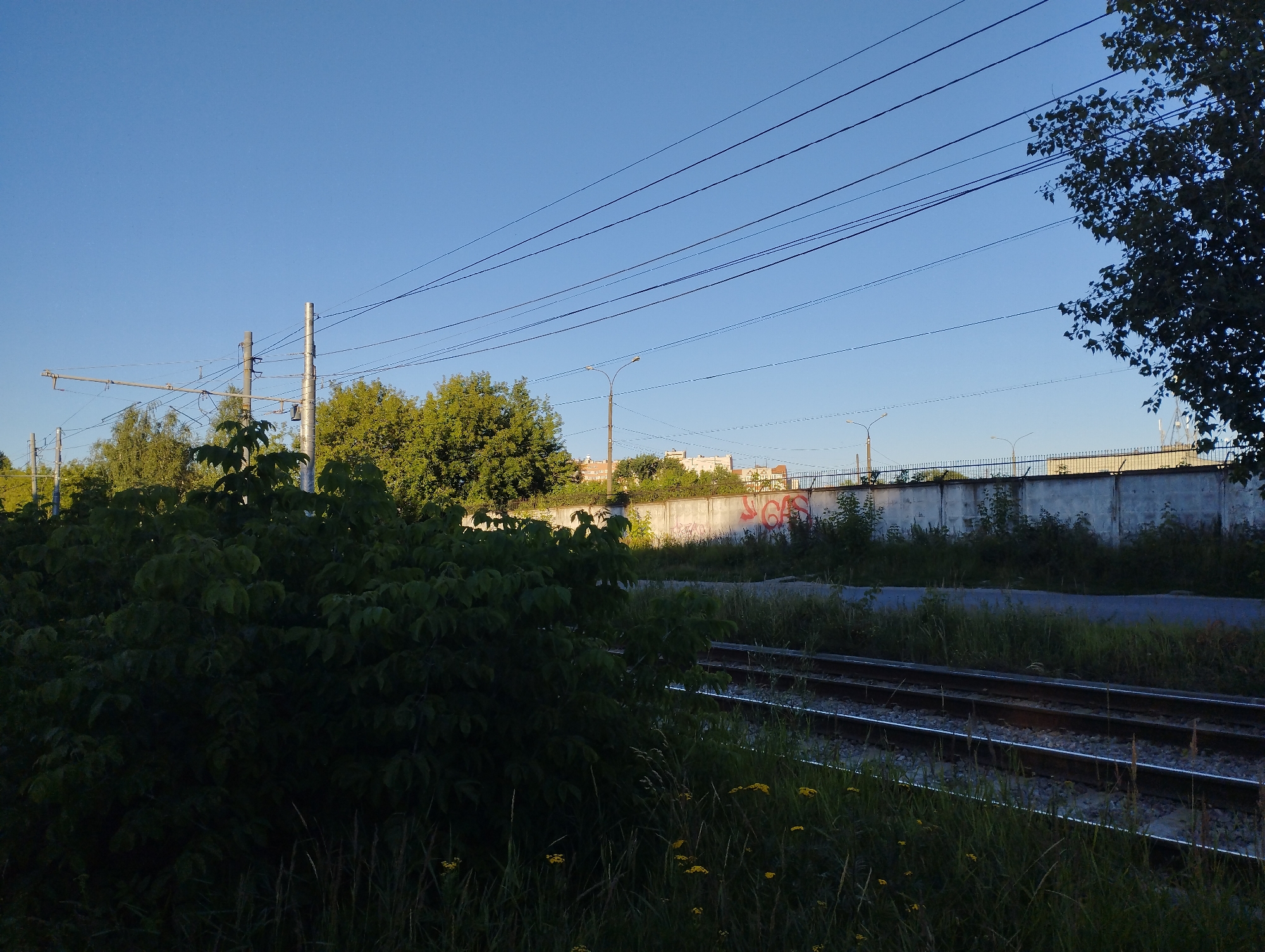 Burned cars and abandoned infrastructure on Nizhny Novgorod's neglected outskirts