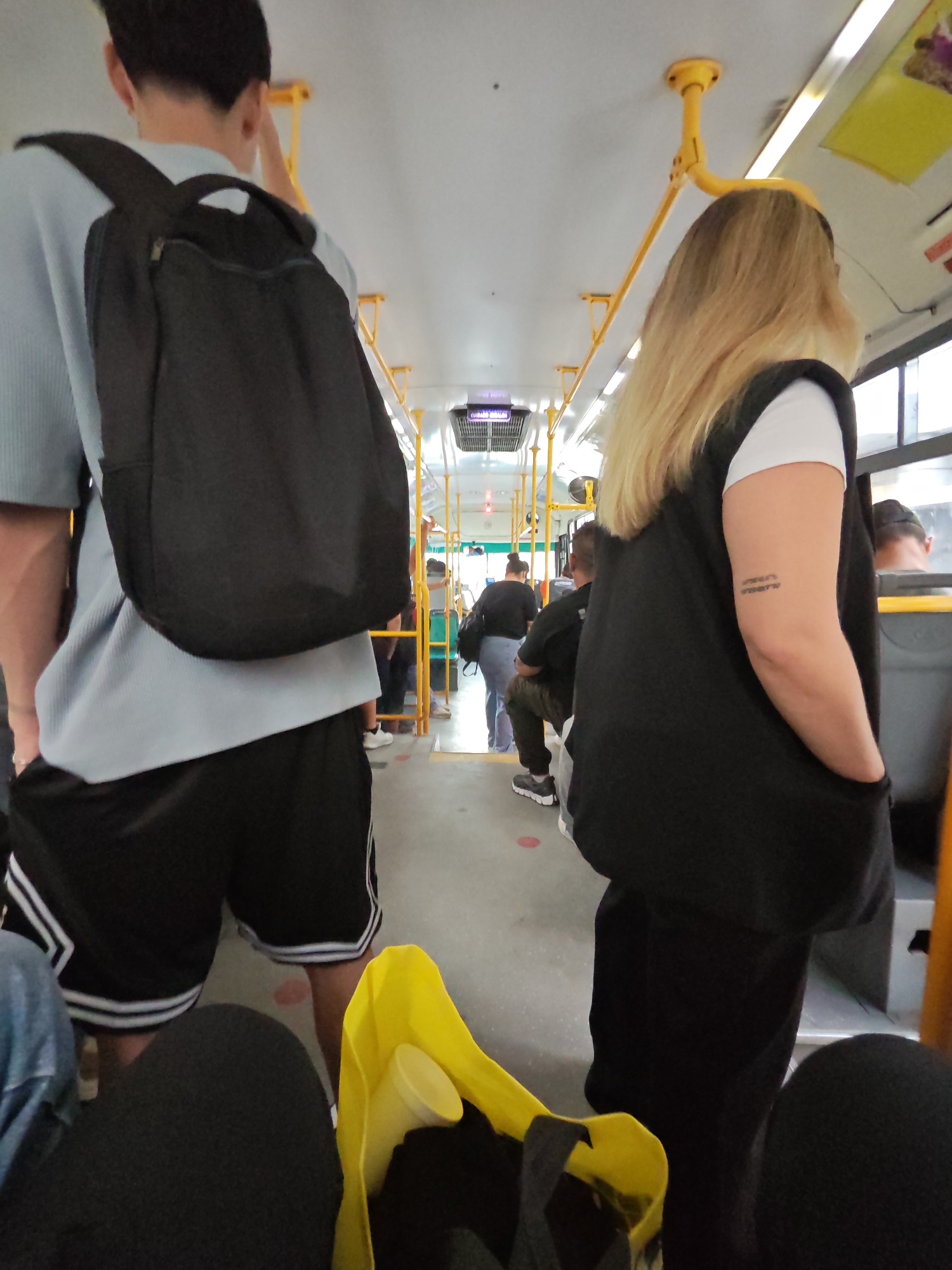 Bus passenger captures routine commute in Buenos Aires