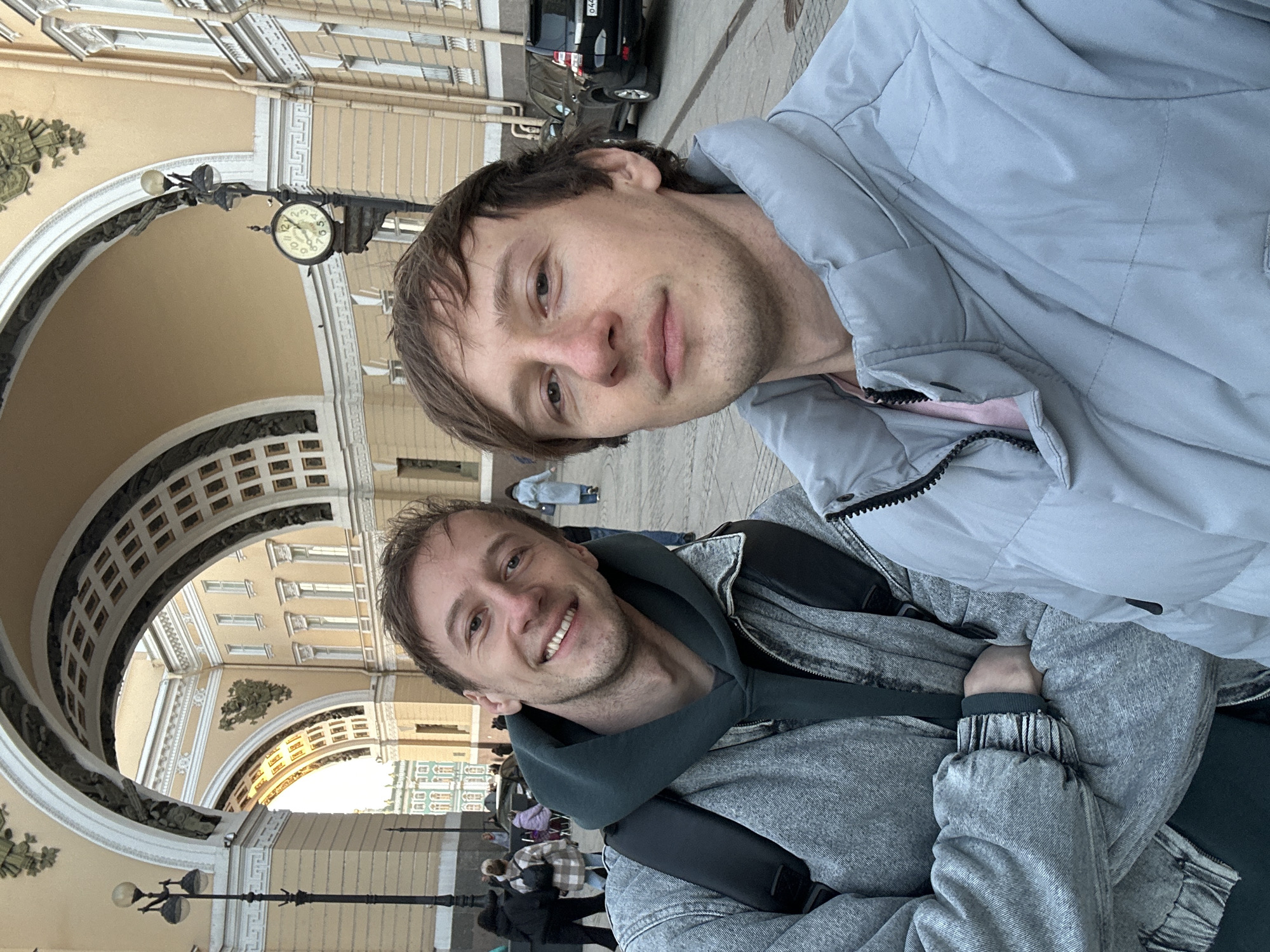 Tourists, street performers gather at Saint Petersburg's Palace Square