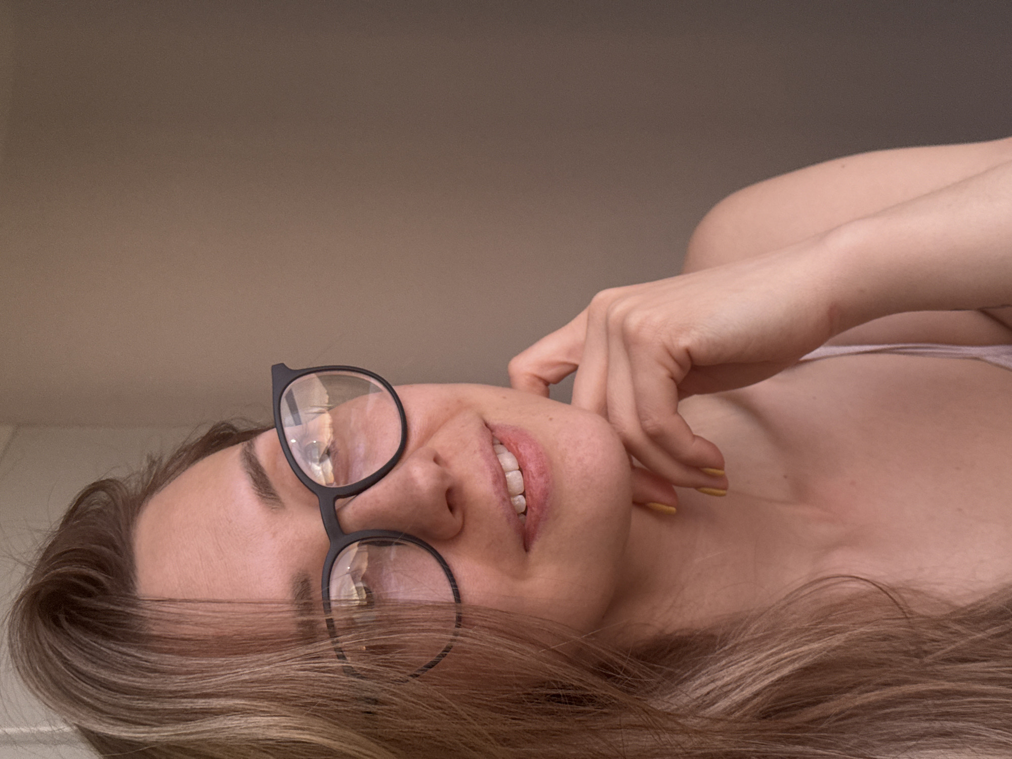 Woman takes late-night bathroom selfies in Chaikovsky, Russia