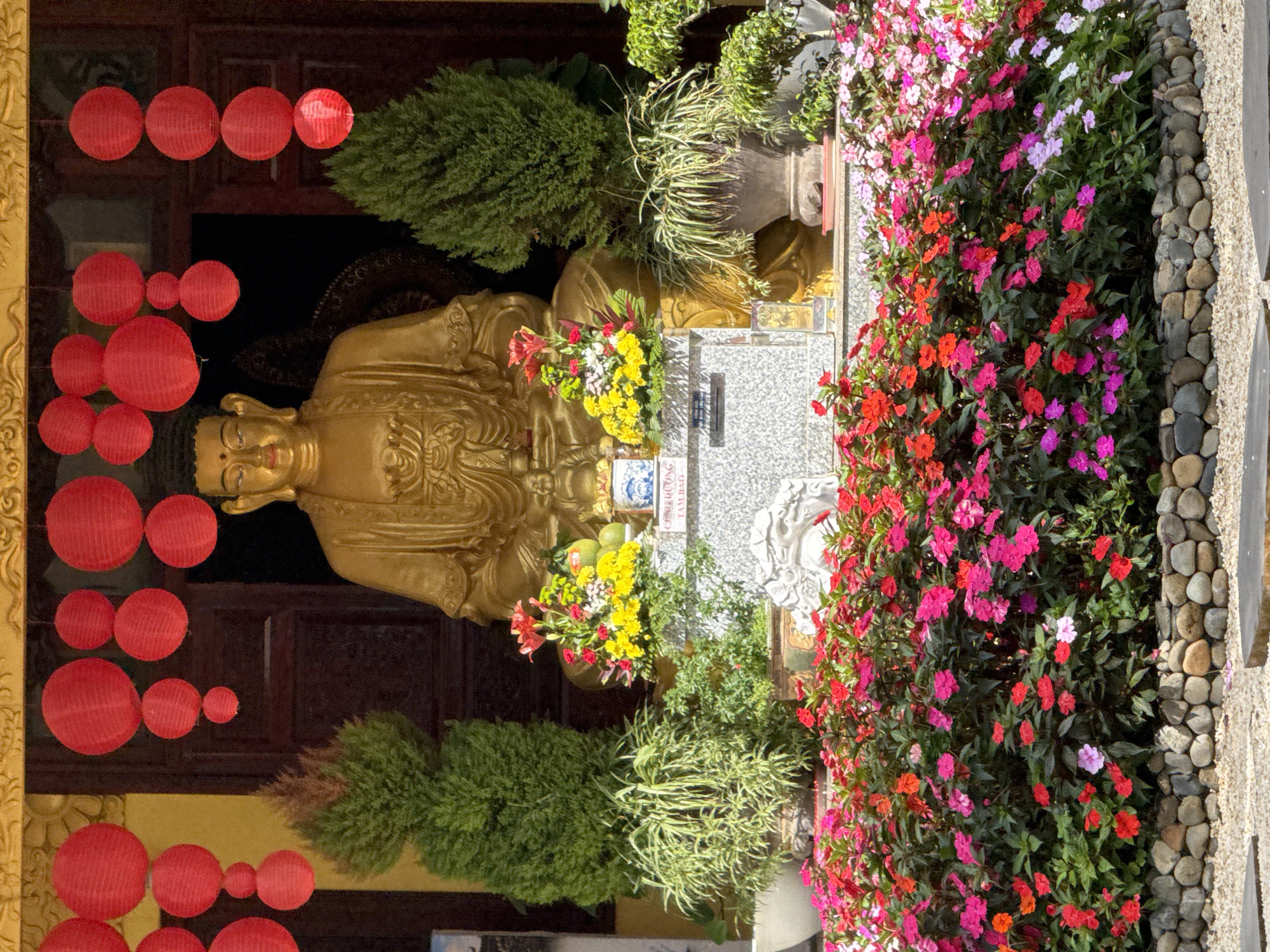 Temple prep and street life in Da Lat on a June morning