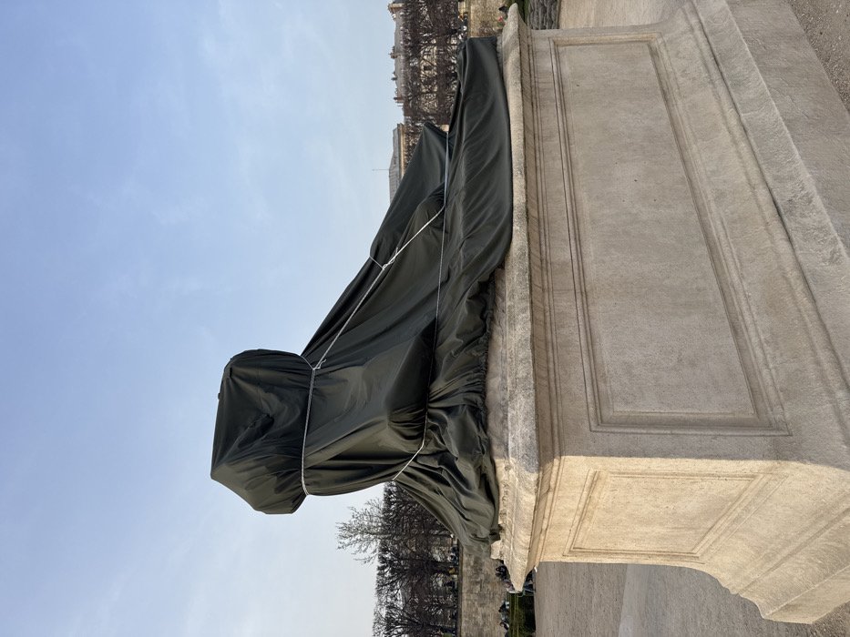Tourist documents afternoon scenes across central Paris landmarks