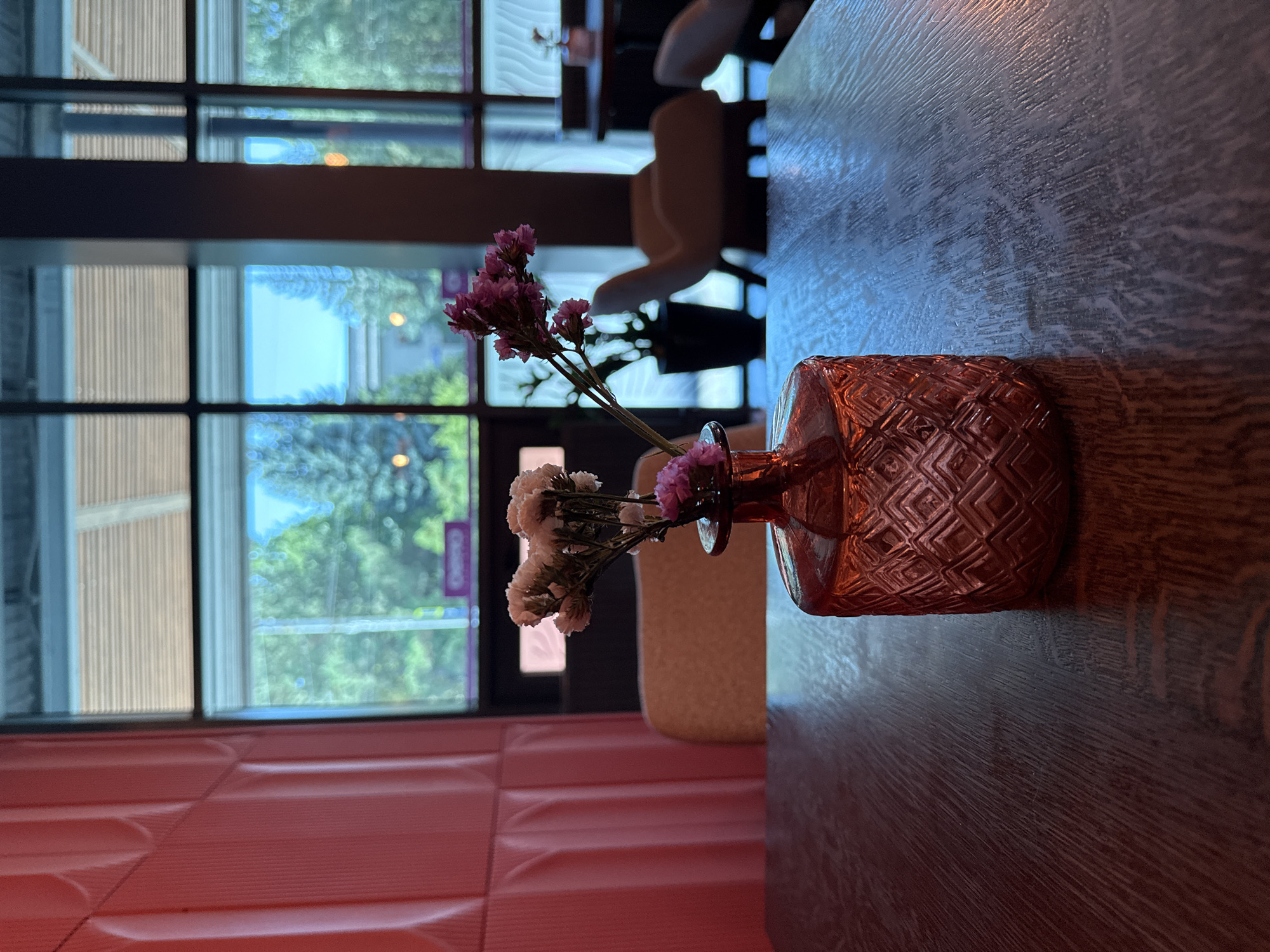 Morning at a Bălți café, inside and out