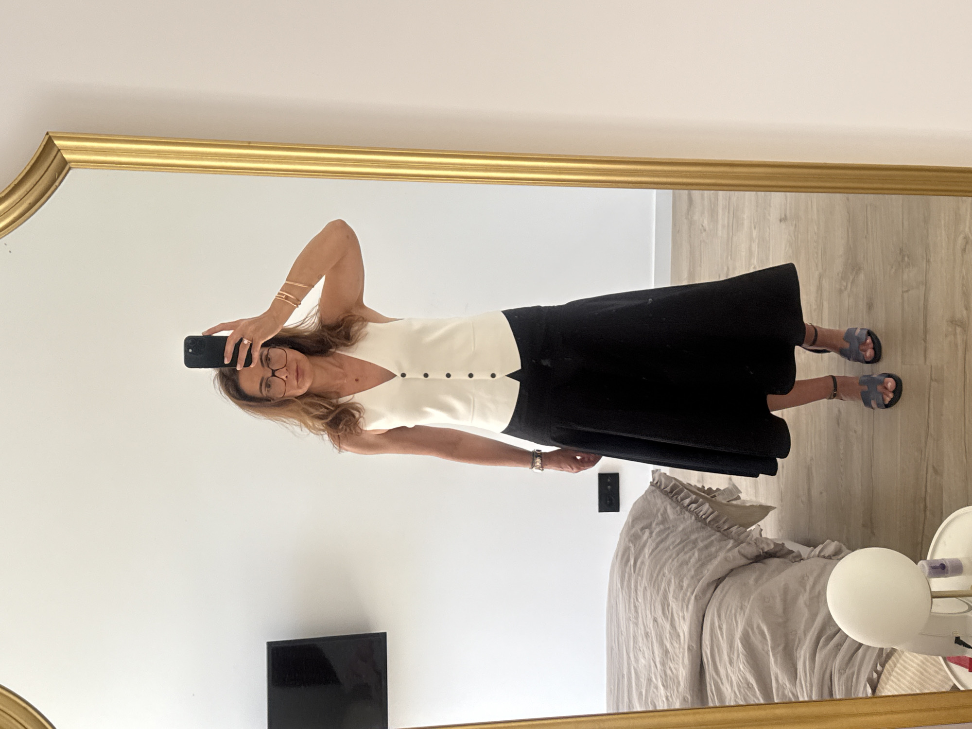 Woman takes mirror selfie in Vila Nova de Gaia