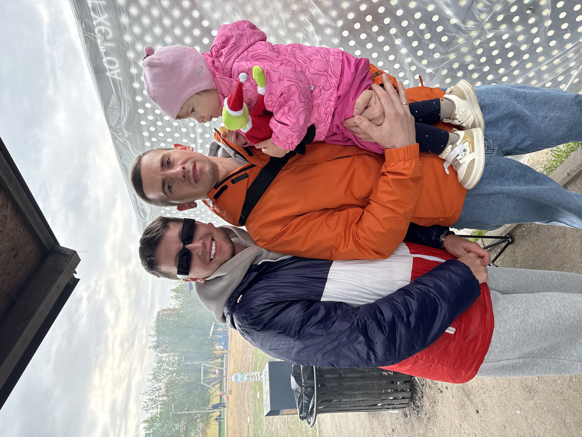 Families gather for spring barbecue in Moscow park